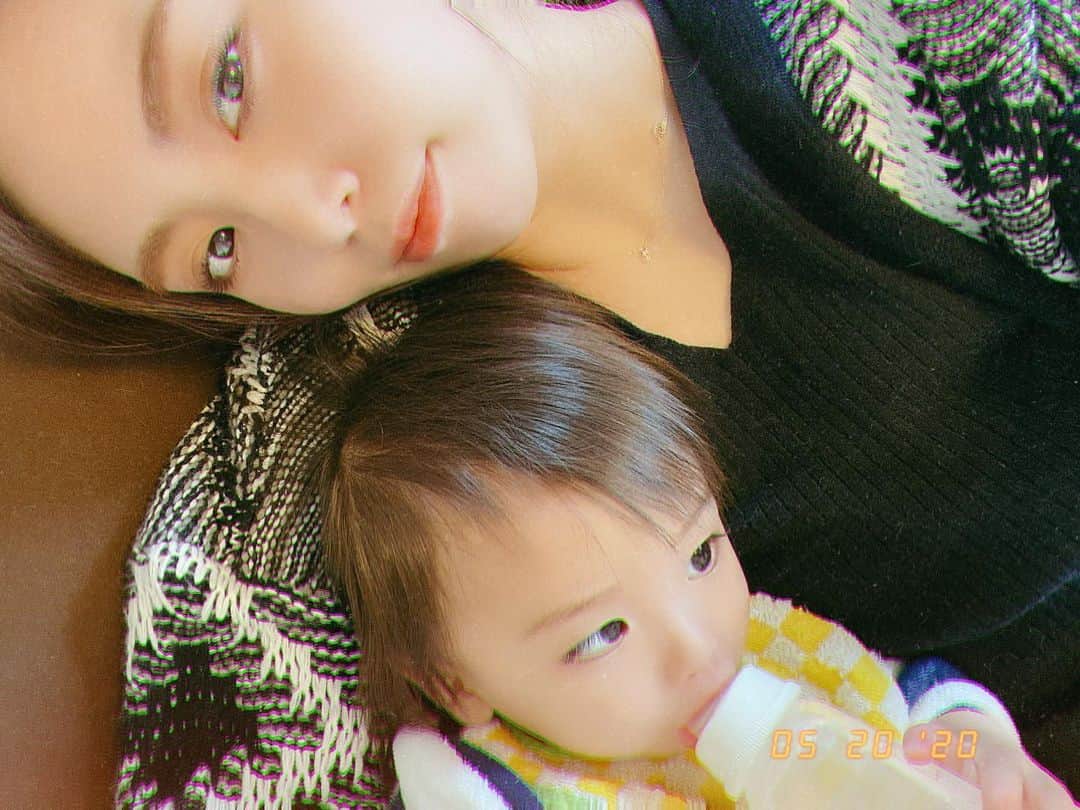 Momoeのインスタグラム：「鬼滅の刃1話読んでハマらず アニメ1話観てハマらず 最近になって完結したって聞いたから やっと5巻目まで読み終わった😐 犬夜叉混ざってる感じ...？ （ファンに怒られる？） （こういうのが流行ってるから犬夜叉続編出るのか？） とりあえず全部読んでみよう😐 . .  #happy #家事 #育児 #family #家族 #boy #smile #男の子 #息子 #code #love #lucky #kids #子供 #thankyou #宝物 #ベビー #fashion #follow #boy #パパ #ママ #家族写真 #男の子ママ #赤ちゃん写真 #photo #子育て #1歳 #鬼滅の刃」