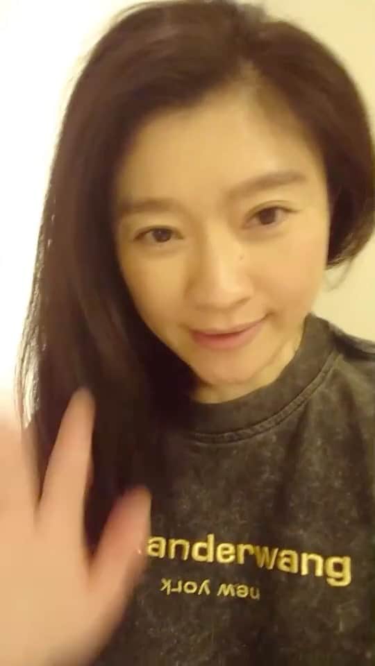 【公式】ハケンの品格のインスタグラム：「‪息子さんの㊗️誕生日に特製料理を振る舞った様子を紹介してくれました🎂‬ ‪そして✨‬ ‪今夜10時放送の、『春子の物語ハケンの品格第六夜』では素敵なプレゼント のお知らせも🎁🌟‬ ‪お楽しみに😆‬ ‪#篠原涼子‬ ‪#ハケンの品格‬ #春子の物語 #プレゼント」