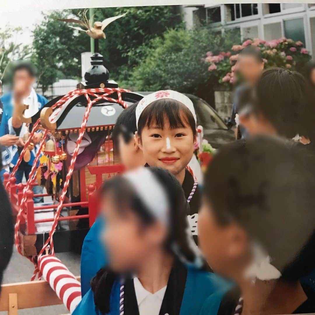 海隼人（有馬佐織）さんのインスタグラム写真 - (海隼人（有馬佐織）Instagram)「zoomオンラインヨガレッスン🧘‍♀️ 時間変更や来週の予定、サイトにupしました🤗 内容もプラスしてみたものもあるので、お時間ある時にチェックしてみて下さいね🌟 ご予約お待ちしております‼️ ・ 昔の写真ばっかりになってきちゃったけど、、😓 Q&Aで話した地元のお祭りの写真、 こんなのも出てきたのでね🎆 ・ ・ https://kaihayatoyog.official.ec/  私のプロフィールに簡単なサイト貼り付けましたので、 そこから 三マーククリック→about画面へ 色々詳細載せてます☝️😄 ・ ・ #zoom #オンラインヨガレッスン始めました #yoga#ヨガ #lesson#レッスン #ヨガレッスン  #懐かしい写真 #地元のお祭り #夏休み#夏祭り #御神輿#😆 #小学5年生 くらいだったかな #smaile#happy#memories  #yogateacher#yogainstructor #ヨガインストラクター #宝塚og #元宝塚 #海隼人 #kaihayato  #kaihayatoyoga」5月20日 10時43分 - saorimahalo