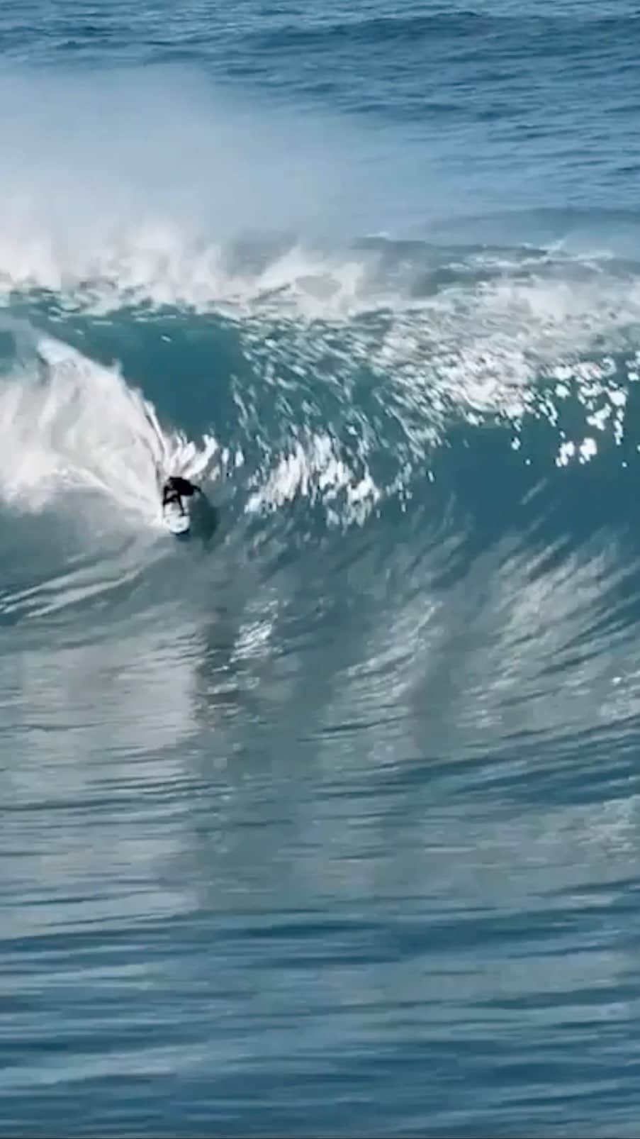 ローラ・エンバーのインスタグラム：「I Chatted to @wsl about my transition from the @WSL World Tour into the world of Big Wave surfing and my documentary @undonefilm coming 22.05.2020 on ITunes. Directed by @whereswalle. Produced by @candidfilmsau @emily_oconnell. supported by. @billabongwomens @hyundaiaus @garagefilms THANKS GUYS! #suitupforundone」