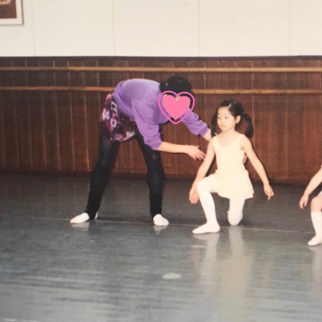 中村秀香のインスタグラム：「先週の #すまたん で放送された、はじめてのオンラインでのダンスレッスン体験！センスが無い事が明らかになってしまいましたが…😅 .  ダンスといえば！ 一応、4歳から小学校5年生までバレエを習っていました！笑 .  先生が厳しい方で、時にはレッスンが憂鬱な日もありましたが、発表会でキラキラした衣装を着られることをモチベーションにして、頑張っていたような記憶があります。笑 発表会当日のメイクはいつも母親がやってくれていました。懐かしいです(^^)✨」