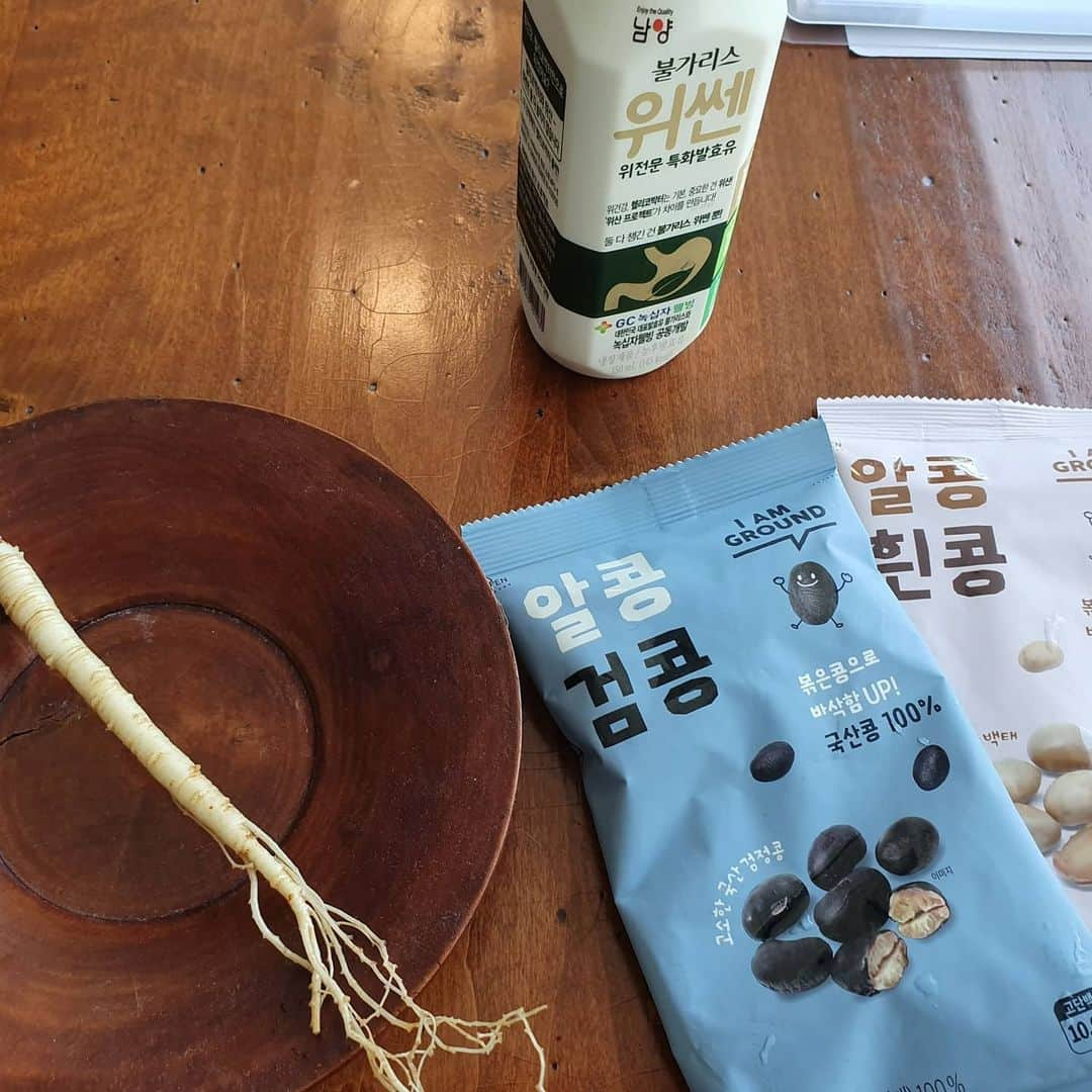 ホン・ソクチョンさんのインスタグラム写真 - (ホン・ソクチョンInstagram)「느즈막하게 일어나서 공복에 #삼이오 산삼 한뿌리와 #알콩검콩 #알콩흰콩 한봉지씩 ㅎㅎㅎ고소 담백 멈출수없는 ㅋㅋㅋ #알콩초콩 은 이미 다 먹어버려서 ㅠㅠㅠ  날씨참좋다 그쵸.? 오늘도 기분좋은하루보내길  제가 요즘 넘 좋아하는 프리미엄 간식을 3일간 소개합니다^^ @hongmadam.shop . 넘넘 맛있는데 고단백 국내산 콩 100%로 건강까지 챙길 수 있어 최고ㅎㅎ 세네 봉지씩 먹게돼요ㅎㅎ . 시리얼이나 요거트와 먹어도 되고 다이어트 간식, 맥주 안주로도 다 가능해여👏🏻 . 📍알콩초콩 세트 - 로스팅한 콩에 39.2% 카카오를 입힌 달콤 고소한 맛 📍알콩믹스 세트 - 고단백 흰콩과 검은콩으로 단백질, 사포닌, 이소플라본, 안토시아닌 풍부 . ✅구매는 네이버 홍마담샵/프로필 링크 클릭 ✅친구소환 태그 이벤트+구매 후 구매완료 댓글 이벤트 10분께 초콩 1박스씩 드려요‼️ . #공구 #이벤트」5月20日 10時57分 - tonyhong1004