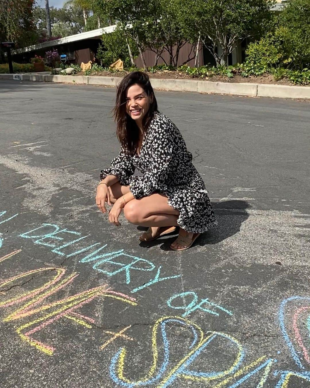 ジェナ・ディーワンさんのインスタグラム写真 - (ジェナ・ディーワンInstagram)「So...today was just one of those days. Coming outside to this complete surprise on our driveway was magic. Thank you @kikidesignsla you really brightened up our day today!! Especially a certain almost 7 year old’s who is really missing her friends. Also- Sending care packages to loved ones during this time is a beautiful idea ✨」5月20日 10時53分 - jennadewan