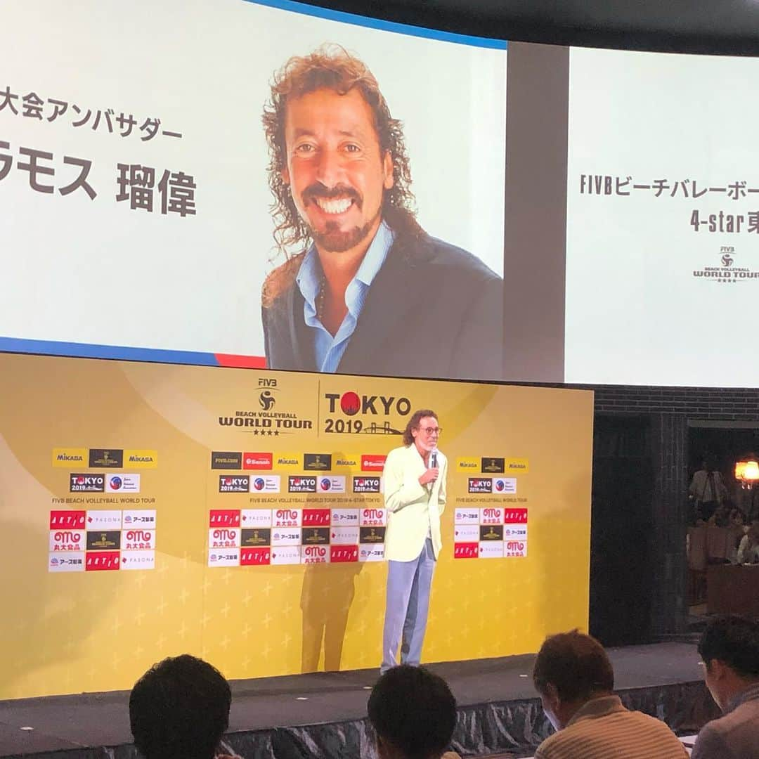 ラモス瑠偉さんのインスタグラム写真 - (ラモス瑠偉Instagram)「スポーツと音楽🎧⚽️🏐❤️ . プロスポーツはファンを楽しませることが大切です。 . ファンは一番に選手の一流のプレイを楽しみにしています。 . 一流のプレイを楽しんでいただくには選手だけでなく、プロスポーツに関わるすべての人たちの協力が必要です。 . 昨年、FIVBビーチバレーボールワールドツアー4Star東京大会のアンバサダーをさせていただきました。 . 東京オリンピックのテストイベントで、オリンピックメダル候補が集まるハイレベルな大会。開催都市として選手のみなさんに最高のモチベーションでプレイしていただけるようにスポーツと音楽のコラボレーションを提案。 . 大好きなEXILE MAKIDAIとLucas Valentineが快く協力してくれました。 . 日本ビーチバレーボールシーンで初のオリジナルソングを日本バレーボール協会のテクニカル部門・川合庶さんのアドバイスをもらって競技の特徴や試合の流れに最適な曲も作りました。 . 会場の一体感を作り出すだけでなく、プレイする一流の海外選手たちからもモチベーションが上がったとの感想も聞きました。 . 私は現役時代、特にワールドカップアジア最終予選ドーハでの厳しい試合を36歳で全試合フル出場で最後にまで戦い抜くことが出来たのは素晴らしいサポーターの応援のおかげです。 . これからプロスポーツが段階的に再開されてくると思います。 . 先日、ブンデスリーグ🇩🇪が再開。無観客、無音の試合会場で、感動的なプレイが生まれるのか気になります。 . ファンのみなさんに感動を与える選手たちは自分のハートに火をつけて、ベストパフォーマンスを出す努力をしてくれるはず。 . 無観客でありながらも、そのハートをさらに熱くする雰囲気を作り出すことで、魅力的なシーンが増えるはずです。 . いろいろな人たちに協力してもらって、サッカーを楽しんでもらえる工夫を。 . Jリーグの輝きは、サッカーをする子どもたちの希望です。 . このようなことを考えられるのも、厳しい医療現場で活動されている医療従事者のみなさん、様々な危険や不安と向き合いながら私たちの生活を守り、支えてくださっているみなさんのおかげです。 . プロスポーツに関わるひとりとして、心から敬意と感謝を申し上げます。 . 本当にありがとうございます。 . #fivb #beachvolleyball #ビーチバレー  #exile_makidai_pkcz @exile_makidai_pkcz  @lucasvalentine  #ラモス瑠偉　#ruyramos #ramos #carioca #カリオカ #Jリーグ　#jleague  #ldh #ldhsports #stayhome」5月20日 10時54分 - ruyramos10official