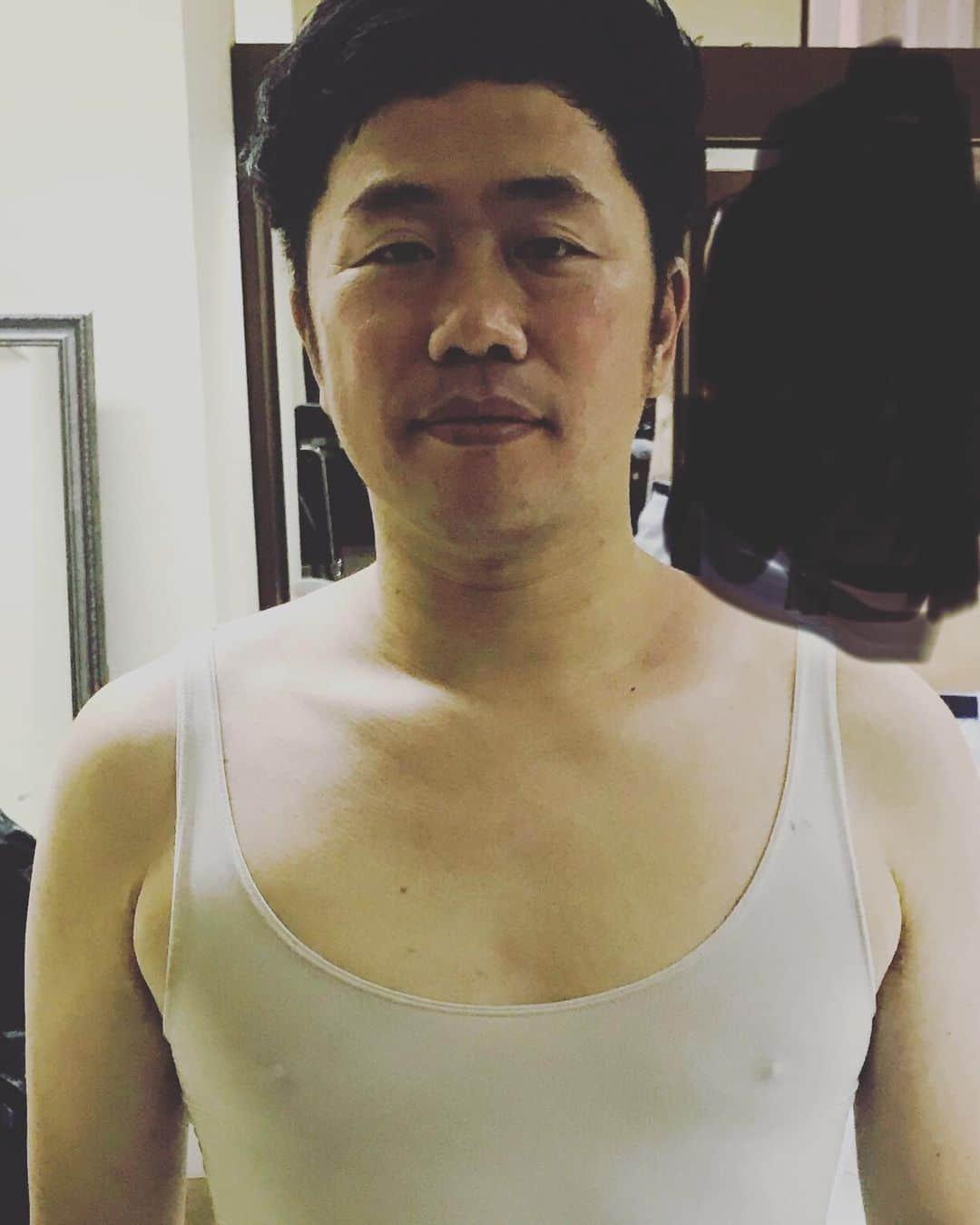 吉田裕さんのインスタグラム写真 - (吉田裕Instagram)「去年吉本新喜劇ワールドツアーでの、 乳首ドリルで脱ぐのが禁止の国での、対処法です。 あまり変わらへんやろ！！ また行きたいです。 今日、毎週水曜日行っている、 新喜劇の同期23期生と鮫島ちゃんとの、 インスタライブ夜8時からです。 お時間ありましたら、よろしくお願いします。 #吉本新喜劇 #吉本自宅劇場で検索」5月20日 10時55分 - y.yutaka