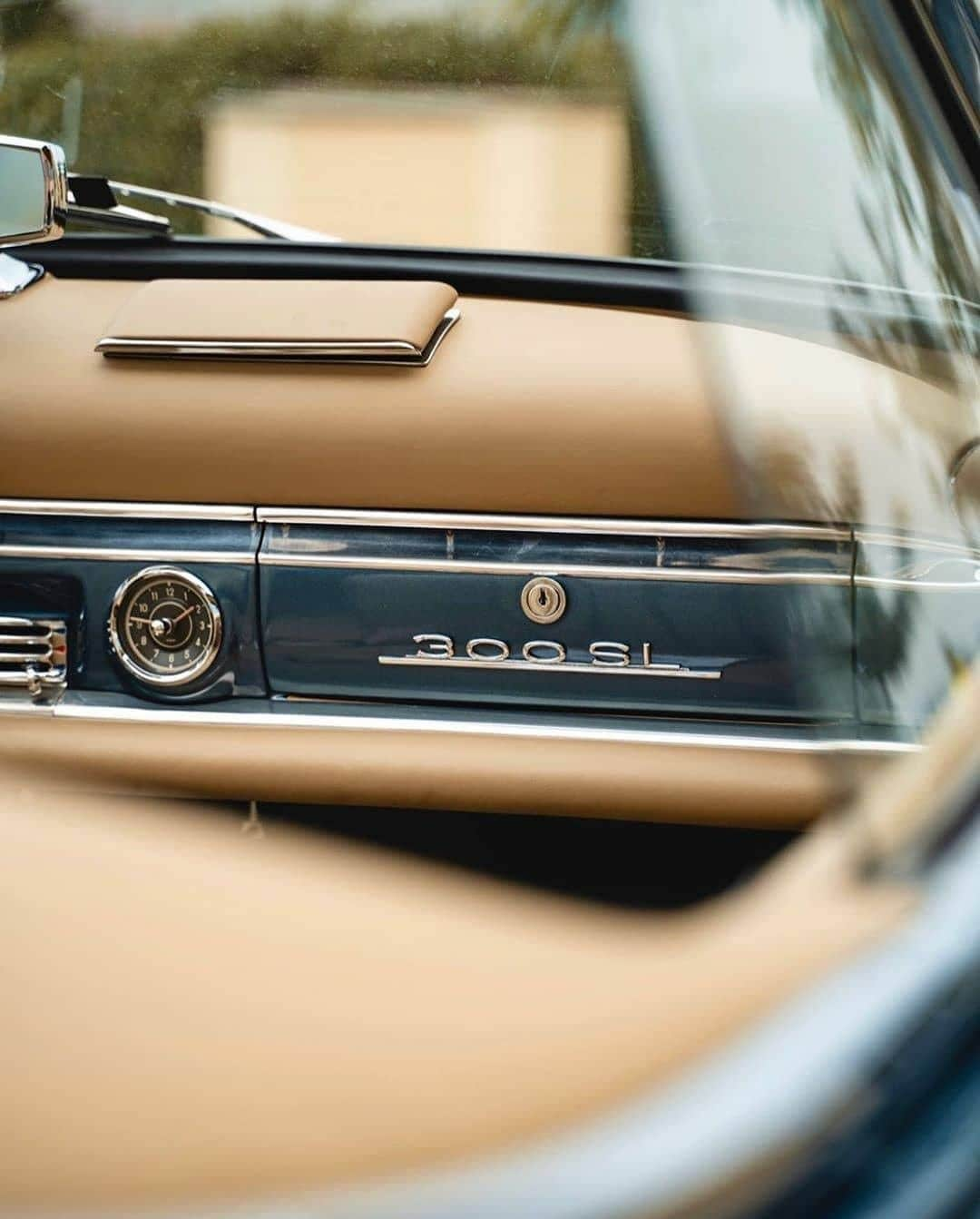 メルセデス・ベンツさんのインスタグラム写真 - (メルセデス・ベンツInstagram)「Leading the pack, then and now. The 1957 300 SL Roadster.  #300SL 📸 @sajinpark via @mercedesbenzusa」5月20日 11時00分 - mercedesbenz