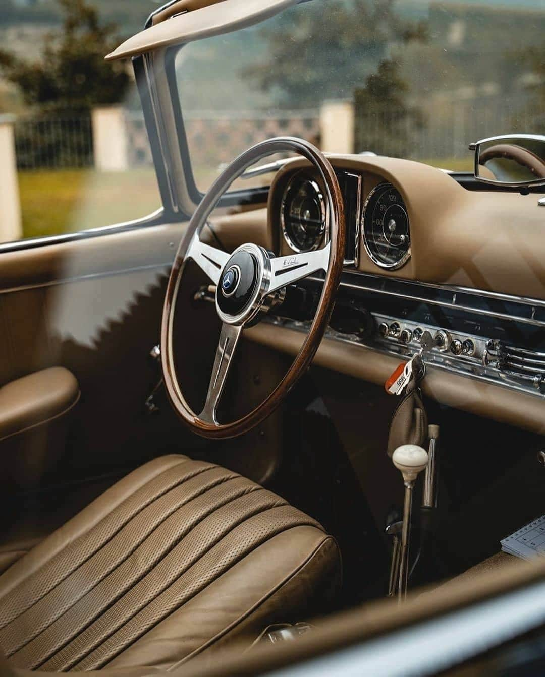 メルセデス・ベンツさんのインスタグラム写真 - (メルセデス・ベンツInstagram)「Leading the pack, then and now. The 1957 300 SL Roadster.  #300SL 📸 @sajinpark via @mercedesbenzusa」5月20日 11時00分 - mercedesbenz