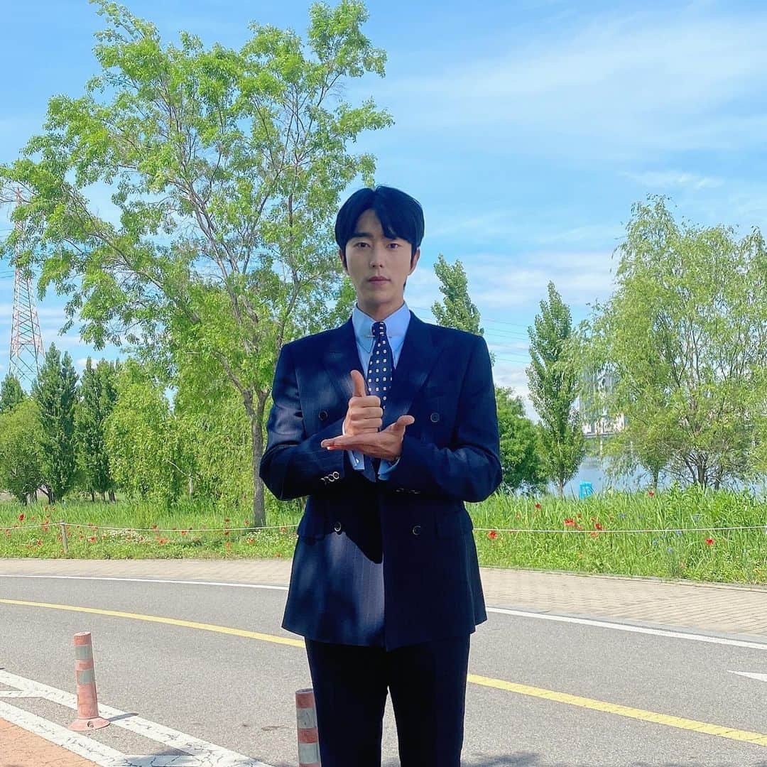 ユン・ヒョンミンのインスタグラム：「안녕하세요 윤현민입니다.  허준호 선배님과( @huhjh_jcw ) 문세윤 형( @131moon_ ) 김은정 프로( @supergirl1606 )님의 뜻을 이어받아 #덕분에챌린지 에  동참하게 되었습니다.  전세계적으로 코로나19바이러스가  심각하게 퍼져나가고 있습니다.  이런 상황에 지금도 밤낮으로 고생하시고 노력해 주시는 대한민국과 전 세계 의료진분들께 깊은 존경과 감사의 마음을 표합니다. 감사합니다 존경합니다.  #의료진덕분에 #덕분에챌린지  다음으로 이 글을 보시고 마음이 동한 모든 분들께서 뜻을 이어가주시길 부탁드립니다.」