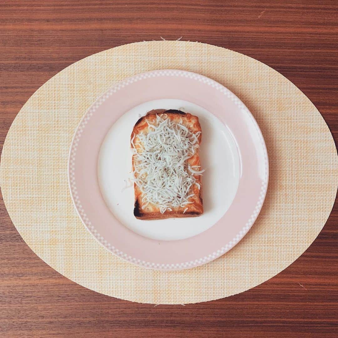 大月さゆのインスタグラム：「おいしいシラスをいただいたので﻿ ﻿ 「シラスたっぷりピザトースト」🍞🧀🔥 ﻿ ﻿ ﻿ ほぉばる幸せ😋﻿ ﻿ わき役のアンチョビくん、ぐっじょぶ！﻿ ﻿ ﻿ ﻿ ﻿ #ピザトースト﻿ #シラスの海を泳ぐ🏖﻿」