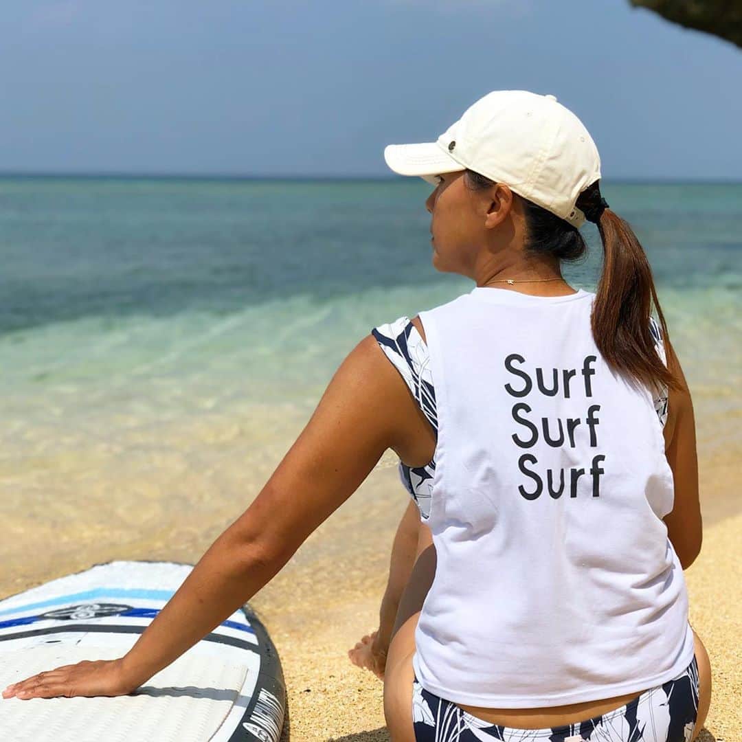 田中律子さんのインスタグラム写真 - (田中律子Instagram)「Surf Surf Surf @roxyjapan  沖縄梅雨入りの貴重な晴れ間は、そっこー海に繰り出す🏄‍♀️ 誰もいないビーチに上陸したり、SUPサーフィンしたり、SUPクルージングしたり、SUPヨガしたり🌞  家から1分、ってか目の前。 サクッと海で遊べるのが、ホントに今は私の癒しの時間🌞🏄‍♀️🏝 このコロナの生活リズムで、大事なことや、大切なことが、また改めて見えて、感謝することがいっぱい💛 沖縄よ 海よ 空よ 太陽よ 風よ 雨よ 私をとりまいてくれる全てに ありがとう💛  #okinawajapan  #beachlife  #beachlifestyle  #beach  #mylife  #loveislove  #surf  #roxyjapan」5月20日 11時19分 - ri2kotanaka