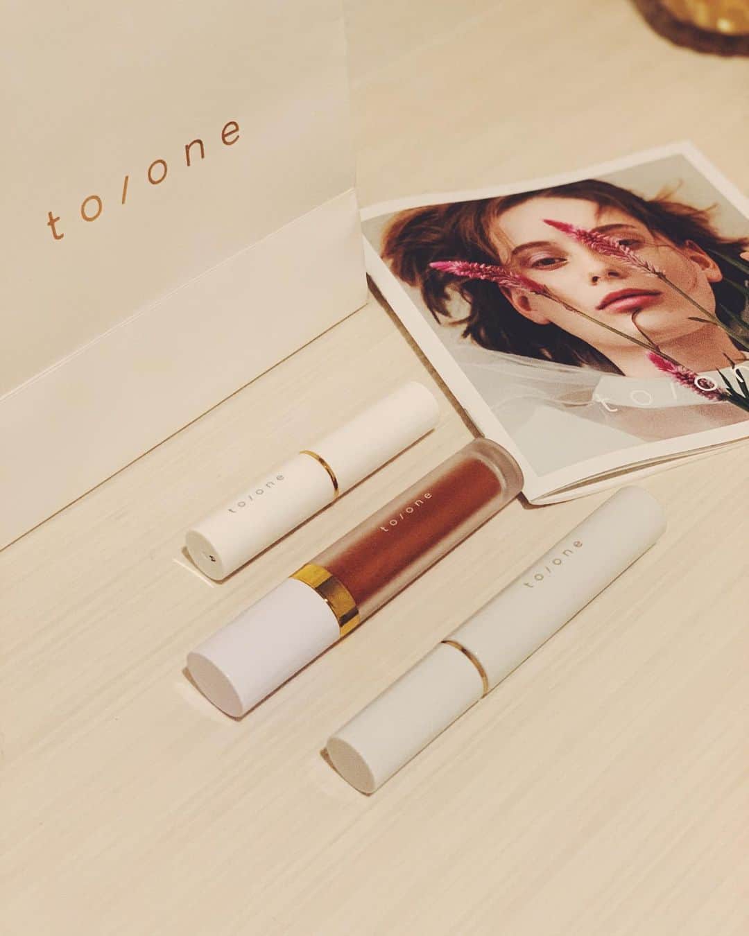 奥菜恵さんのインスタグラム写真 - (奥菜恵Instagram)「大好きなコスメブランドto/one (トーン)、ニューカラーGET！ オレンジのリキッドアイシャドウとマスカラ！！！ マスクばかりでメイクも出来ないので、目元メイクを楽しみたいと思います！  リキッドアイシャドウ　06 ロングラッシュマスカラ　04 & フェイストリートメントスティック(スティック美容液)  #toone #アイシャドウ #マスカラ #オレンジ #スティック美容液 #メイク #コスメ #目元メイク #楽しみましょう」5月20日 11時19分 - megumi_okina