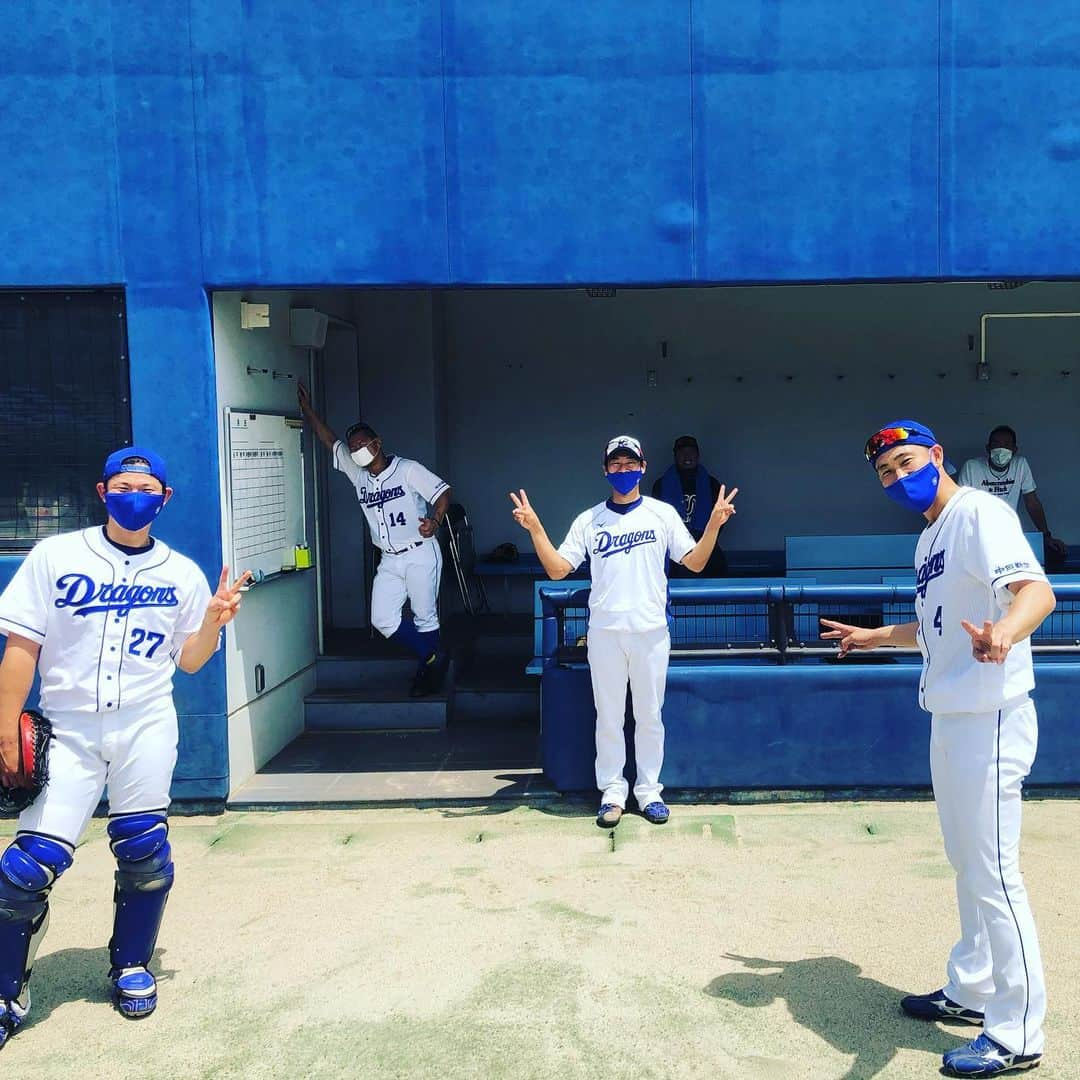 藤井淳志さんのインスタグラム写真 - (藤井淳志Instagram)「ついに３０代最後の歳（３９歳）になってしまった∑(ﾟДﾟ) プロ１５年目にして、初めてシーズン中じゃない誕生日を迎えております。 この歳まで野球をやらせてもらえてることに感謝して、まだまだ中堅らしく若さを前面に出して頑張るで〜！！！ 向かって右から 中堅３９歳 ベテラン４２歳 若手３６歳 新人３４歳 #藤井淳志#中日ドラゴンズ#誕生日#山井さんいるから中堅#ついにラスト３０代#マスク#３人は#nextthing#ひとり#あべのますく#最高の年にするで #山井大介#谷元圭介#大野奨太」5月20日 11時25分 - atsushi.fj4