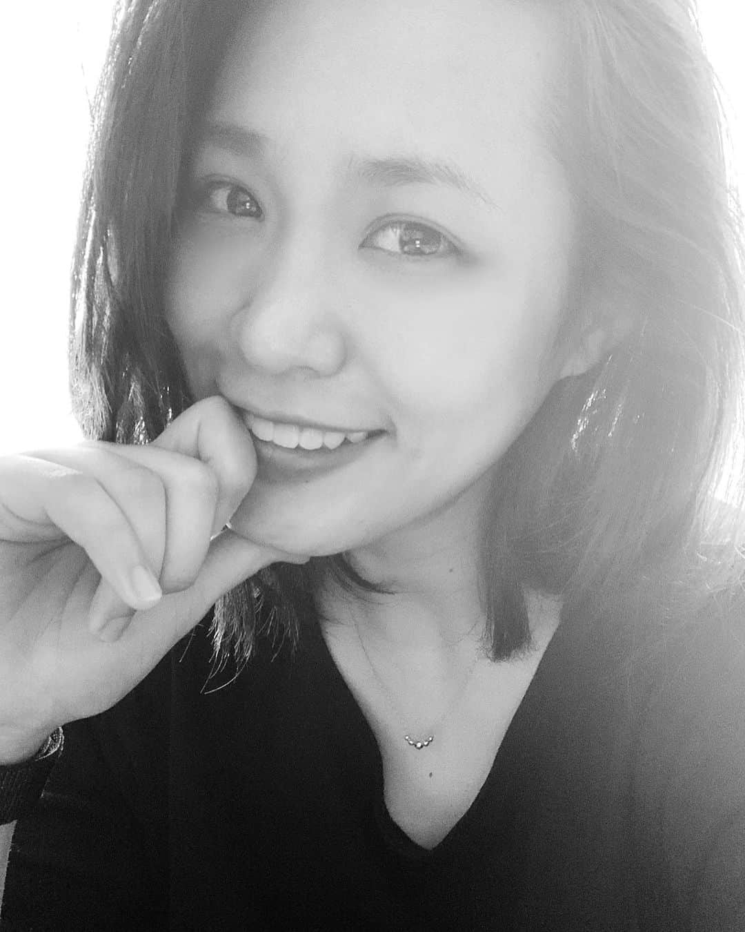 二宮愛のインスタグラム：「おはようございます🧡💙 今夜25:30〜26:00は InterFM897で、 二宮愛のDIY MUSIC〜なんでもできるもん〜　#DIYMUSIC897 の時間だよ！ 本日のラインナップは… ________________ ①ミュージカル『CHESS』の楽曲をミュージシャン目線で語る！  ②二宮愛と地代所悠の次なるカバー曲は？  ③まさかのDIY短編映画！？ ________________ 今夜も内容盛り沢山、30分じゃ足りないくらいの音楽情報満載です！！！ お楽しみに🤗💙🧡 ------✄------------✄------ #インターfm897 #interfm897 #ラジオ #パーソナリティ #ナビゲーター #radio #radiopersonality #navigator #diymusic897 #自撮り #久しぶり #blackandwhite #白黒写真 #モノトーン #monochrome #instagood #instagram #instablackandwhite #nomakeup #nomakeupselfie」