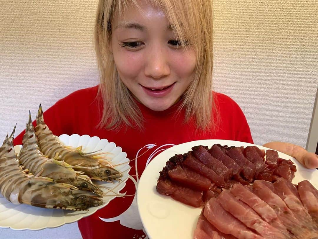 渡辺華奈さんのインスタグラム写真 - (渡辺華奈Instagram)「. . ネット注文専門鮮魚店  #魚充 （ @uo.mitsu ）さんから 魚充こだわりの鮮魚セット6000円分を送って頂きました🐠 . 自粛期間で外食を避けているので、久しぶりにお刺身.. 届く日の朝に豊洲市場から仕入れ送っていただくので鮮度も高くめっちゃ美味しかったです！ ボリュームたっぷりでしたがペロリでした！ ありがとうございます😊 . ちなみに、魚介はタンパク質豊富です^ ^ 鍛えてる人には特におすすめですよー😎 . . 魚充さんHP https://uomitsu.base.shop/ . #魚充  #期間限定 #東京限定  #新鮮 #新魚 #豊洲市場 #タンパク質 #stayhome  #mma #総合格闘技 #筋肉女子」5月20日 11時52分 - kana_0821