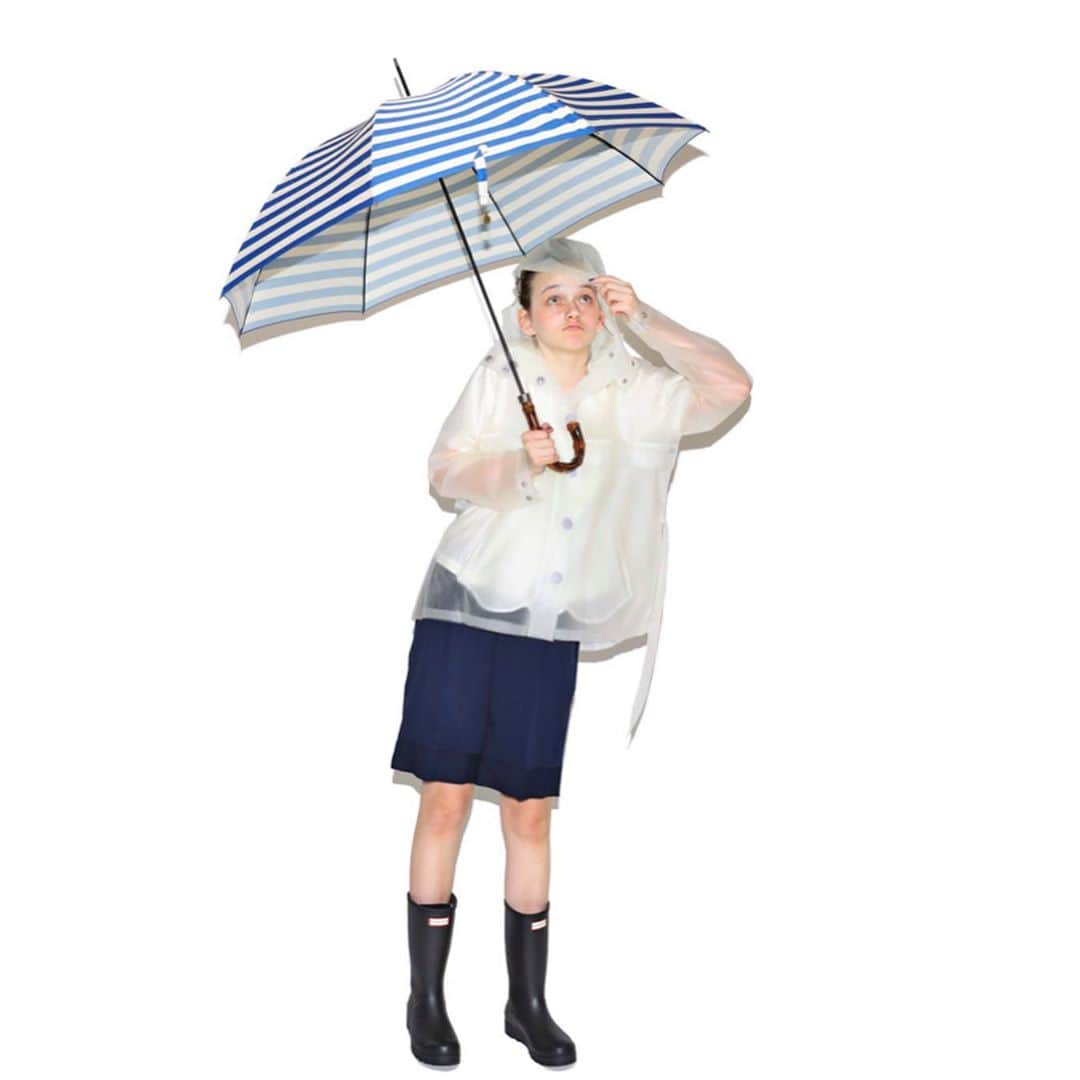 CLUÉLmagazineさんのインスタグラム写真 - (CLUÉLmagazineInstagram)「最近あたたかくて忘れていたけど、梅雨がすぐそこまで迫ってきてる☔️ 何もかもめんどくさくなってやる気がなくなっちゃうけど、レインコートや、レインブーツに傘！ 雨だから楽しめるファッションだってあるんだから、むしろ雨が待ち遠しい♡﻿ ﻿ #レインコート ﻿ #レインブーツ﻿ @hunterboots﻿ ﻿ #パンツ﻿ @makesenselaboratory﻿ ﻿ #シャツ﻿ @p_h_e_e_n_y﻿ ﻿ #傘﻿ @lockwoodumbrella﻿ ﻿ 詳しくは、CLUÉL6月、7月合併号（vol.61）「ショートパンツの着こなしルール」企画をチェック。﻿ スマホ版も同時発売中！﻿ ﻿ ・・・・・・・・・・・・・・・・・・・・・・・・・・﻿ ﻿ #cluel #クルーエル #cluelmagazine #クルーエル女子 #fashion #ファッション好き #おしゃれ #グッドガール #おうち時間 #stayhome #hunter #makesenselaboratory #pheeny #lockwood #梅雨コーデ ﻿ ﻿ こちらのアカウントもフォローしてね！﻿ @cluel_homme﻿ @navys_magazine﻿」5月20日 12時00分 - cluelmagazine