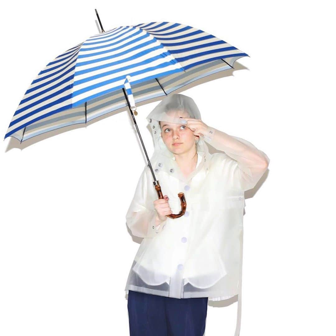 CLUÉLmagazineさんのインスタグラム写真 - (CLUÉLmagazineInstagram)「最近あたたかくて忘れていたけど、梅雨がすぐそこまで迫ってきてる☔️ 何もかもめんどくさくなってやる気がなくなっちゃうけど、レインコートや、レインブーツに傘！ 雨だから楽しめるファッションだってあるんだから、むしろ雨が待ち遠しい♡﻿ ﻿ #レインコート ﻿ #レインブーツ﻿ @hunterboots﻿ ﻿ #パンツ﻿ @makesenselaboratory﻿ ﻿ #シャツ﻿ @p_h_e_e_n_y﻿ ﻿ #傘﻿ @lockwoodumbrella﻿ ﻿ 詳しくは、CLUÉL6月、7月合併号（vol.61）「ショートパンツの着こなしルール」企画をチェック。﻿ スマホ版も同時発売中！﻿ ﻿ ・・・・・・・・・・・・・・・・・・・・・・・・・・﻿ ﻿ #cluel #クルーエル #cluelmagazine #クルーエル女子 #fashion #ファッション好き #おしゃれ #グッドガール #おうち時間 #stayhome #hunter #makesenselaboratory #pheeny #lockwood #梅雨コーデ ﻿ ﻿ こちらのアカウントもフォローしてね！﻿ @cluel_homme﻿ @navys_magazine﻿」5月20日 12時00分 - cluelmagazine