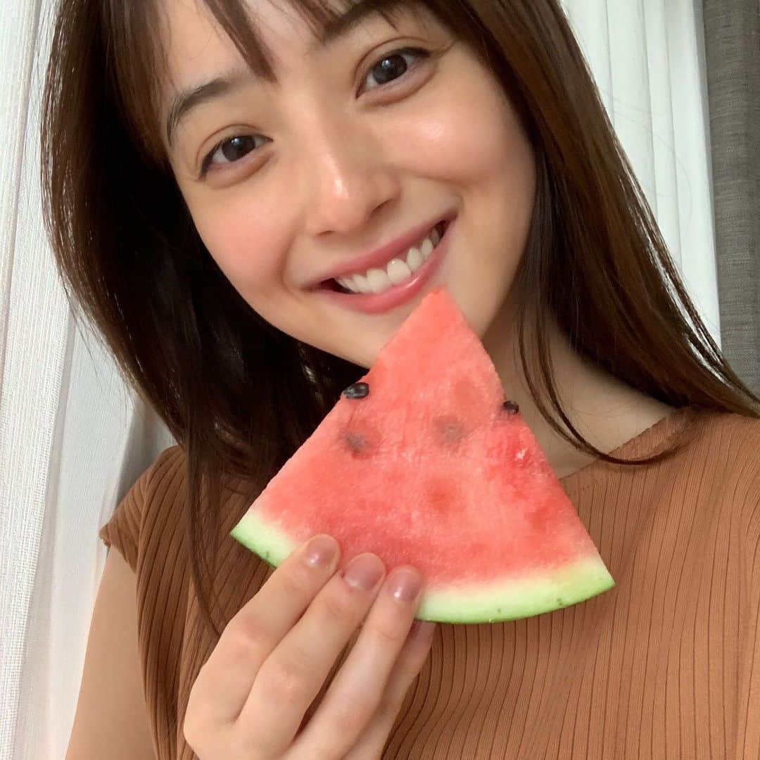 佐々木希さんのインスタグラム写真 - (佐々木希Instagram)「今年初すいかは 熊本県の一木一果のすいか🍉 とにかく甘くてびっくり！！本当に美味しい！！ 農家の方がたっぷりと愛情を注いで育てたんだろうなぁと想像が出来ました。  好きなフルーツの中で三本の指に入るくらい すいかが好きなので朝からかぶりつけて幸せです❤︎ この時期のすいかがこんなにも美味しいの？と気になり。笑 ネットで調べたら、梅雨前のすいかが美味しいなんて説もあるみたいですね！  勉強になりました！  #熊本県  #すいか  #一木一果」5月20日 11時55分 - nozomisasaki_official