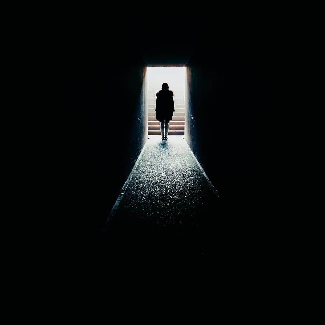 haraoのインスタグラム：「exit - - - やたらとトンネルとかで撮ってたあの頃。 - コロナ禍も早く出口が見えるといいな〜 -  #hasselblad #500cm #portra400 #120mm #filmphotography #hasselblad_diary #indies_gram #GPW_members_only  #as_archive #ig_phos #indy_photolife #screen_archive #Rox_Captures #jp_mood #team_jp_ #IGersJP #RECO_ig #Lovers_Nippon_Portrait #art_of_japan_ #japan_daytime_view #daily_photo_jpn #bestjapanpics #tokyocameraclub #film_com #jp_portrait部 #filmfeed #analogphotography #スクリーンに恋して #被写体募集」