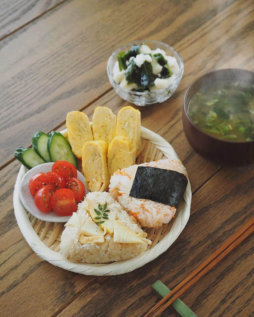 猪鼻ちひろのインスタグラム：「おはよう〜🍙😚﻿ ドイツにいる愛おしの @satoarisa920 からまわってきた #祈るおむすびバトン。﻿ ﻿ 早く会いたいねぇ〜って言いながら ドイツの家族みんなと @satoshiori727 と一緒にテレビ電話したのがもう懐かしく感じるよ！どんな時でもほっこりするひとたち👩🏻🧑🏻👧🏻(まさにおにぎり？！←)﻿ ﻿ おにぎりは昔から大好きで、ドシンプルに塩むすびにしようか悩んだんだけれど、たけのこごはんと鮭おにぎりにしてみました。﻿ ﻿ シャケおにぎりの上にいくら乗せたら美しかったなぁ〜卵乗せすぎだなぁ〜うつわが小さすぎるなぁ〜と思いながら、撮りました😂﻿ (長芋とわかめの和え物美味しいよ〜長芋叩いてお醤油、お酢、お出汁、好きならワサビで混ぜるだけ) ﻿ 楽しそうだな〜って思った方は是非作ってみてください🍙﻿ タグ付けしてもらえたら見に行きます！﻿ ﻿ 一日も早く穏やかな日常が戻ることを心から祈っています🌏﻿ ﻿ お友達にも回してみるよ♡﻿ 画面からも元気とハッピーを届けてくれる 三戸なつめっこ！@mito_natsume ﻿ 見た目も性格も昔からずーっと"歩く太陽"みたいな えみりん！ @emilybluejewelry ﻿ 話し上手な聞き上手、柔らかい気持ちにしてくれる春奈亜美ちゃん！ @amiharunaami ﻿ にまわします💫﻿ ﻿ #祈るおむすびバトン #おにぎり #おむすび #ちひろのごはん #ちひろkitchen」