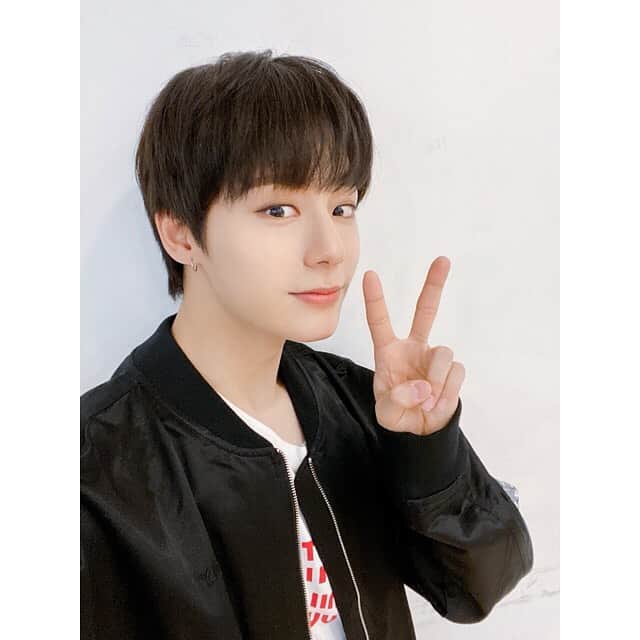 のインスタグラム：「［#ONEUS］﻿ ﻿ 今日は・・・ファンウン❤️﻿ ファンウンの心の声が漏れてます・・・🌙﻿ ﻿ ﻿ ﻿ ファンウン :  綺麗な前髪をおろして、綺麗なTOMOON達に会いたいなああ﻿ ﻿ ﻿ 예쁜 앞머리를 내리고 예쁜 달님들 보고파요오오﻿ ﻿ ﻿ ﻿ #원어스 #TOMOON #투문﻿ #쉽게_쓰여진_노래 #쉽쓰노﻿ #A_Song_Written_Easily﻿ #ファンウン﻿ #kissent」