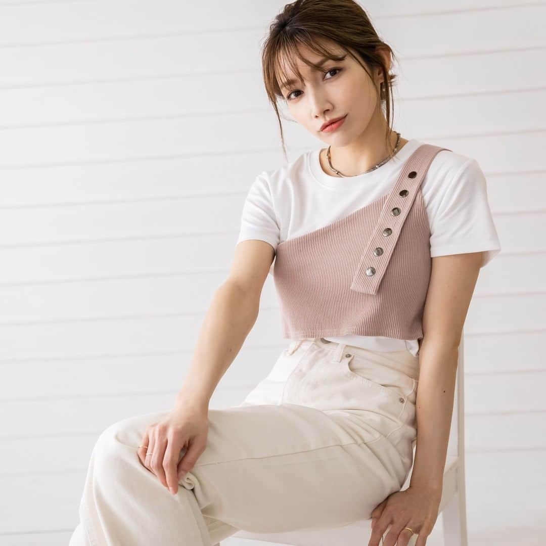 Jolie chambreのインスタグラム：「【recommended item🏝】﻿ ☑︎Tシャツ × アシメリブビスチェ セット﻿ ¥5,900+tax﻿ ﻿ ☑︎size M﻿ ☑︎color ベージュ×ホワイト﻿  ピンクベージュ×ホワイト﻿  ネイビー×グレージュ﻿ ﻿ (品番:yjc511-0208)﻿ ………………………………………﻿ ﻿ ビスチェを取り外して別々にもご着用可能✨﻿ シーズン問わず長くお使い頂けます。 ………………………………………﻿ ﻿ 詳細ページは画像をタップでご覧頂けます🌻﻿ プロフィールのURLからオフィシャルサイトでも﻿ ご購入可能です。﻿ ﻿ store→@joliechambre﻿ ＿＿＿＿＿＿＿＿＿＿＿＿＿＿＿＿＿＿﻿ produced by @joint_space × @goto_maki923﻿ ﻿ #joliechambre #js_fashion #後藤真希 #真希コーデ﻿ #大人カジュアル #大人シンプル #大人コーデ #ファッション ﻿ #コーディネート #コーデ #カジュアルコーデ #カジュアルファッション﻿ #春 #春服 #春コーデ #春夏コーデ #夏服 #夏コーデ #夏 ﻿ #楽チンコーデ #いつコ #大人可愛い #アパレル #tシャツコーデ ﻿ #ファッション部 #ファッションアイテム #tシャツ #ビスチェ #ビスチェコーデ」