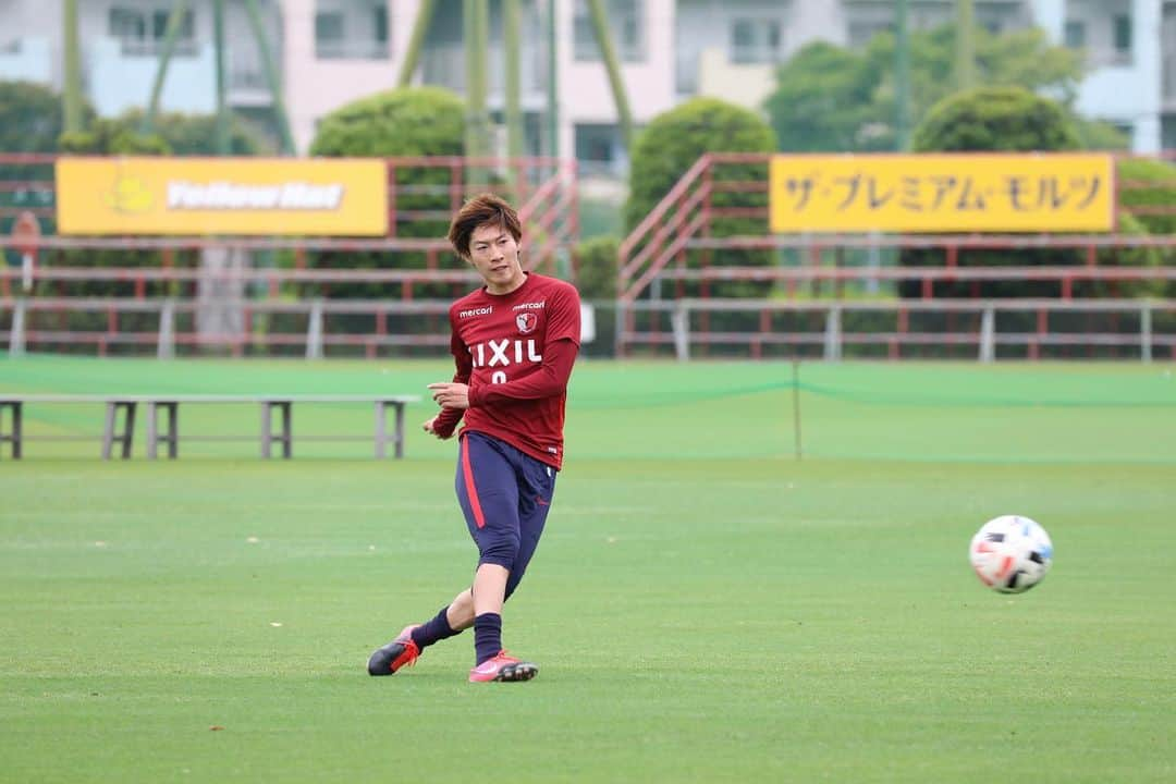 土居聖真さんのインスタグラム写真 - (土居聖真Instagram)「みなさんこんにちは！ ご報告があります。 チームは18日から少人数での練習が再開しました。  昨年末の話です。 天皇杯準決勝長崎戦の前半、僕は骨折をしていた状態でした。  1週間後に決勝戦のヴィッセル神戸との試合には痛み止めの注射を射って後半のみ出場しました。  その後今シーズンが始まり公式戦3試合にも骨折をしたまま出場していました。痛みを抱えたままのプレーは100%の力を出せずにチームに貢献できない悔しさとストレスがずっと胸の中をモヤモヤしていました。  そして試合が中断した3月に、僕は治療に専念する決意をしました。チームは他のチームとの練習試合や普段と変わらない練習をしていて、外に出れずにリハビリばかりの日々に何度も心折れそうになりました。  そんな時期を乗り越えて18日僕は久しぶりにチームメイトとスタッフと芝生の上でボールを蹴れる喜びを再確認する事が出来ました。  次はファン、サポーターのみなさんとこの大変な時期を乗り越えてクラブハウスやスタジアムで会える事を楽しみにしてます。共に頑張りましょう！  #ご報告#骨折#復帰#いまできることをみんなで#土居ワールド」5月20日 12時00分 - doi.shoma_official