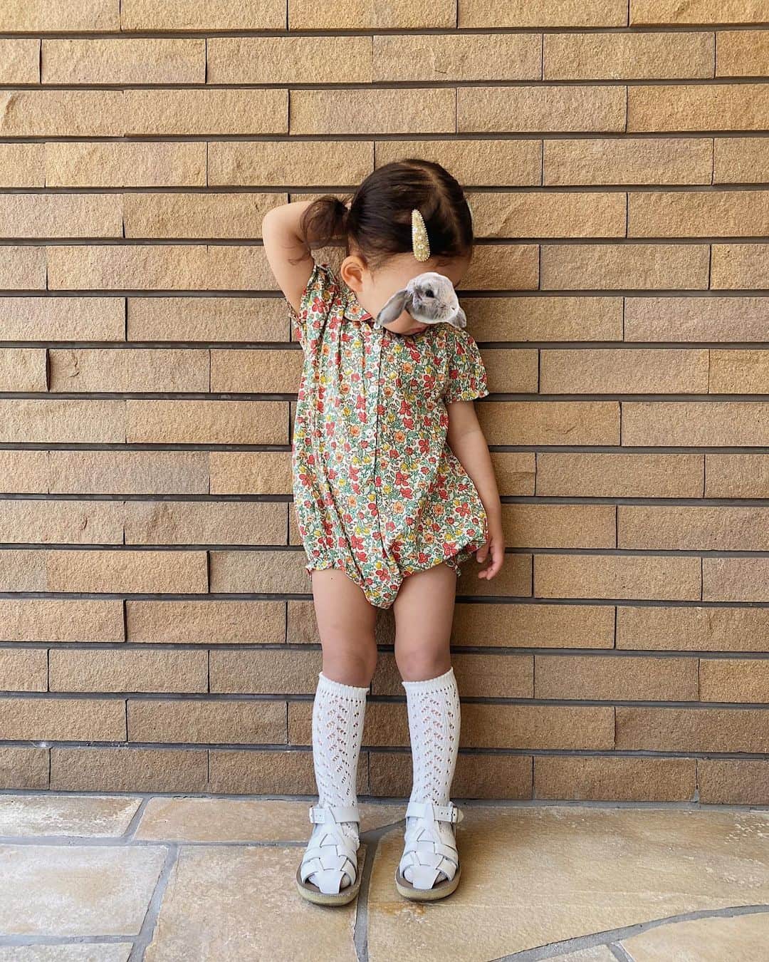 目見田早弥子のインスタグラム：「| 🌼🌿 ロンパースも今年までかな〜？ #2歳児#2y5m」