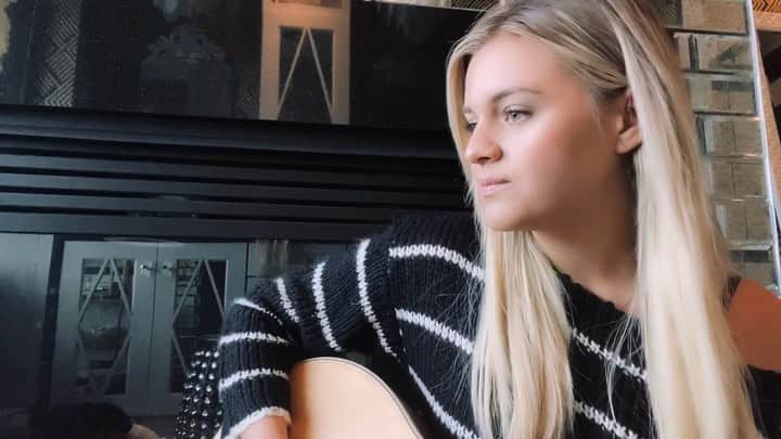 Kelsea Balleriniのインスタグラム：「secondhand smoke is the one song I’ve put on an album that I knew I would never perform live because it was something too real for me to get through. I thought a way to celebrate my first album would be to play a bit for you for the first time...five years later. // ps- you don’t have to choke. pss- I love my parents.」