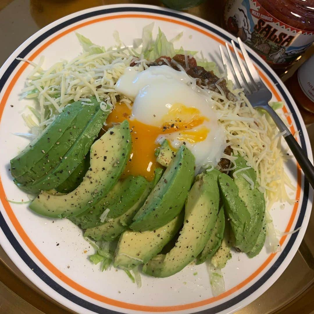 NANAさんのインスタグラム写真 - (NANAInstagram)「母ちゃんのランチ🥑🍴 ☆ とても朝からパンケーキの気分ではなかったからこないだ作って冷凍しておいたドライカレーを使ってタコスサラダ🥑 ☆ ご飯をレタスにかえて少しでもヘルシーに😑😫 ☆ 骨盤矯正履いてるから死ぬほど苦しい。。😨 ☆ 大好きなアボカド🥑沢山食べれて幸せ💞 ☆ 私はタバスコはずっとこのハバネロを使ってるよ！これ美味しい👍 ☆ KALDIに売ってる！辛いの好きな人はおすすめ✋ ☆ #タコスサラダ#気持ちは#ヘルシーに #アボカド #foodie#おうちカフェ#food#homemade#instafood#手料理#foodphoto#テーブルコーディネート#時短レシピ#ヘルシーメニュー#salda#fooddaily#foodpic#foodstagram#おうちごはん#暮らし#foodporm#vscofood#japanesefood#foodstyling#料理写真#ワンプレート#愛情ご飯#nanasrecipe」5月20日 12時16分 - nana1977hs