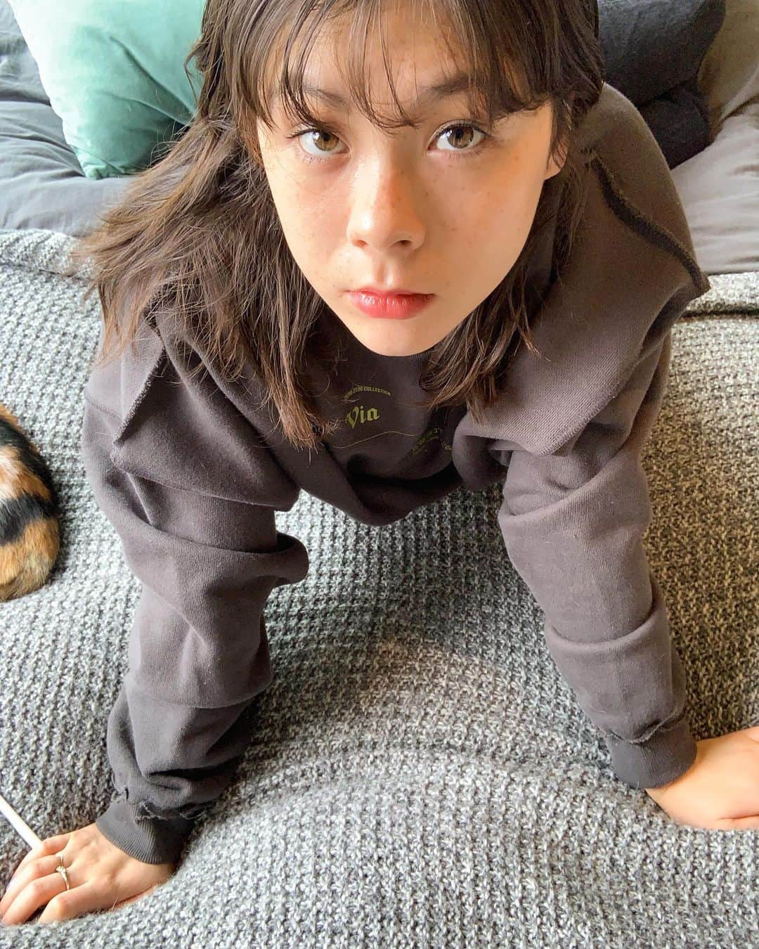 エモン・久瑠美のインスタグラム：「ナッツの写り込み🐈」