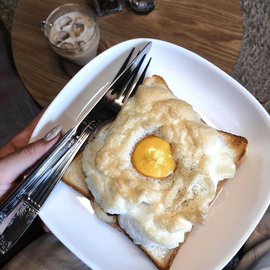 kikumi0823さんのインスタグラム写真 - (kikumi0823Instagram)「🍳🍞🧀🌿☁️ egg in  cloud. 卵白と黄身にわけて、卵白にめちゃすこーしだけ塩入れてハンドミキサーで混ぜてふわふわに。ハム、チーズ、んでから卵白と黄身のせてトースターで焼いたらこんなかんじ☁️ ふわしゅわ🍳 ・ ・ #breakfast#eggincloud#トーストアレンジ#トーストレシピ#おうちカフェ」5月20日 12時09分 - kikumi_0823