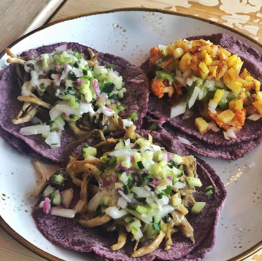 グレースマハリーさんのインスタグラム写真 - (グレースマハリーInstagram)「Los Angeles, y’all not giving up taco Tuesday right? @chulitavenice has a new vegan taco and the same but perfected cocktails TO-GO okrrr 🤤 I am typing this after devouring these 🌮 🌮 🌮 we also have healthy bowls, check out the take out menu online or delivery apps @grubhub @caviar @postmates @doordash 💛🍹#SupportSmallBusiness」5月20日 12時25分 - gracemahary