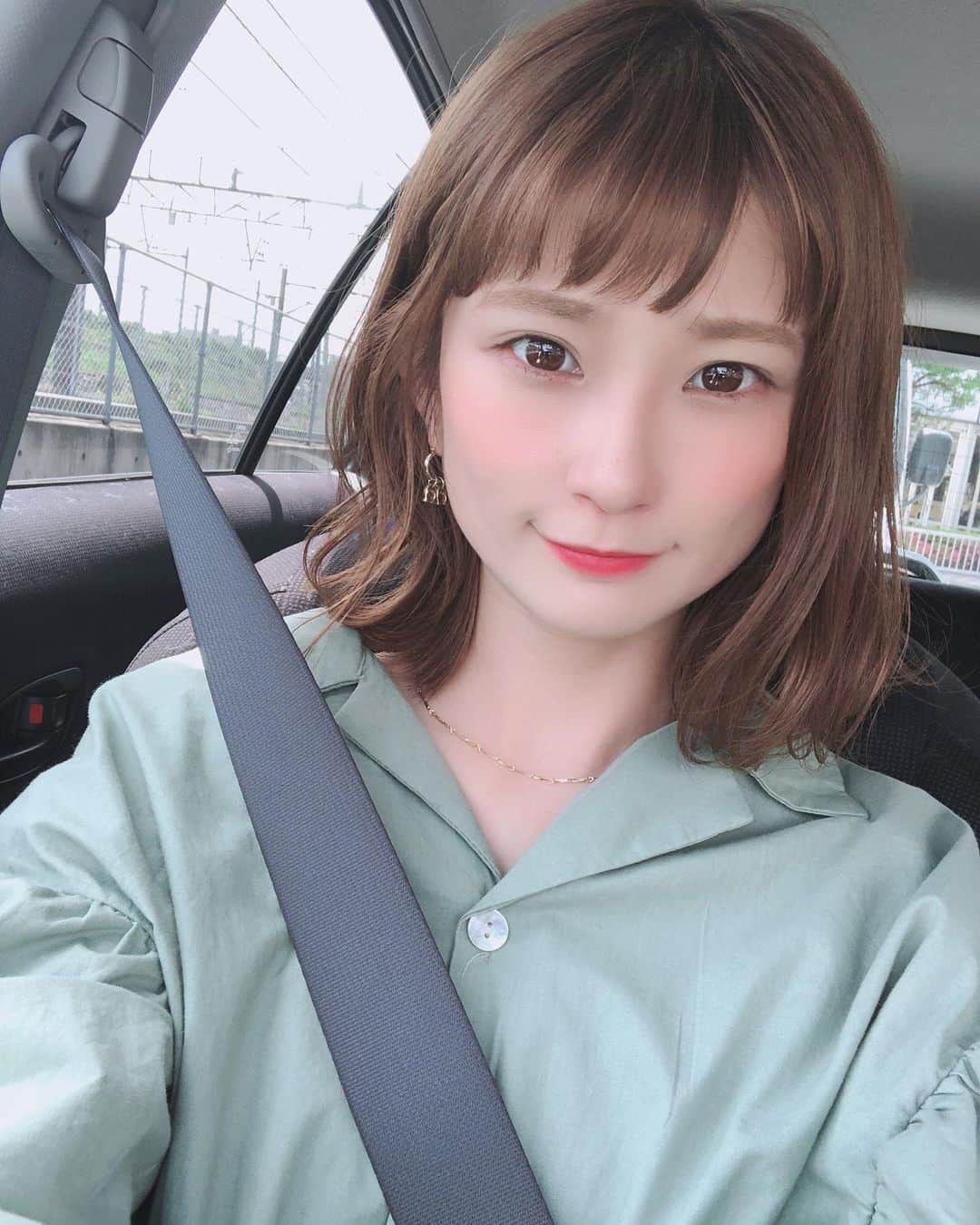 小俣里奈のインスタグラム：「群馬にいたときは毎日運転してたけど ちょこちょこ運転しないと感覚忘れちゃうよね😅 ドライブしたいなぁ〜  #車　#ドライブ #写真は助手席ですが #海とか行きたい #温泉にも行きたい」