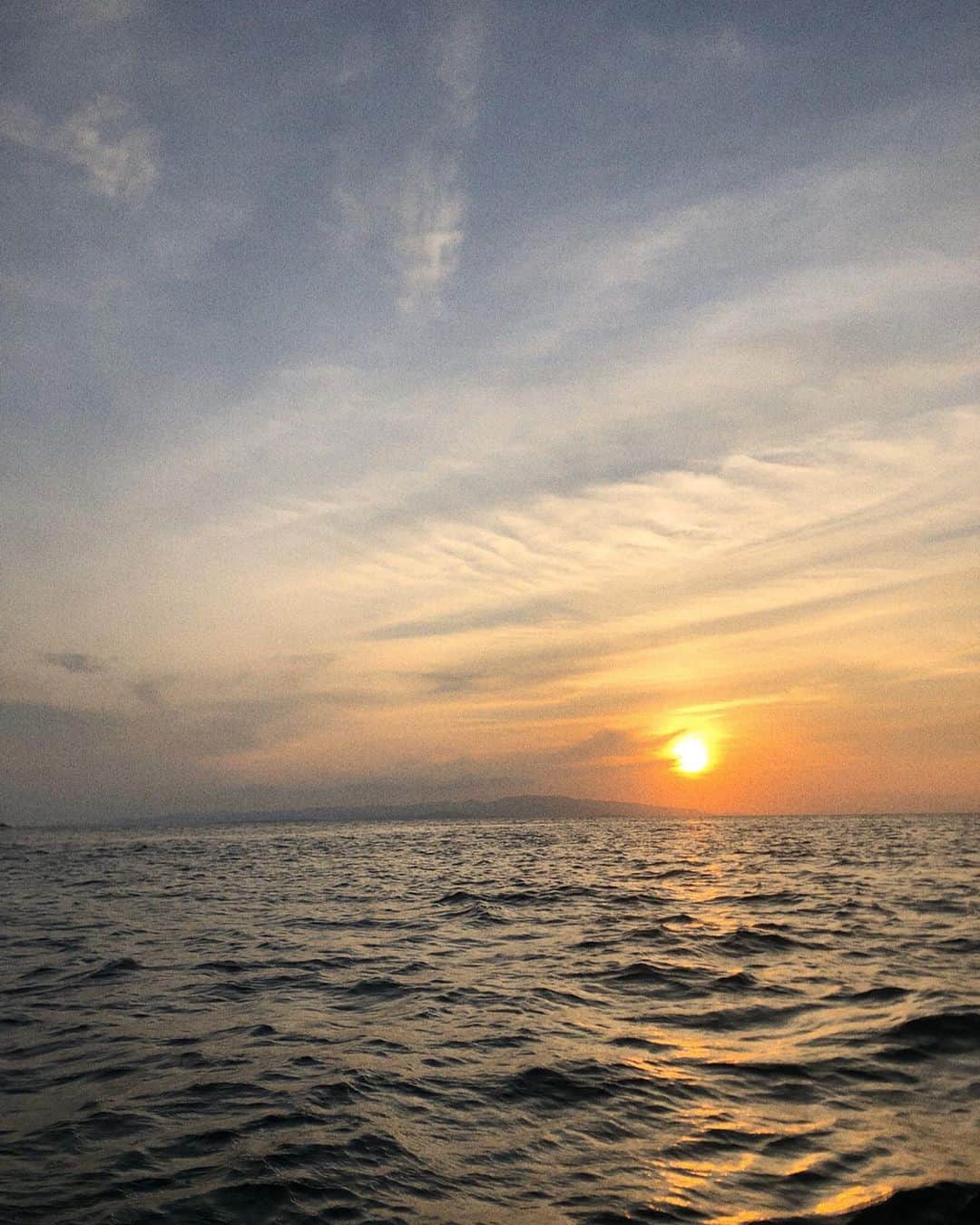 宮坂灯里さんのインスタグラム写真 - (宮坂灯里Instagram)「これから起こりうる全てを 乗り越えた先にある景色は 今以上に 美しいはずだから  #lifegoeson  #平井大#新曲 #sunset#sky#sea #thankyou  #すき」5月20日 12時27分 - m.akari27