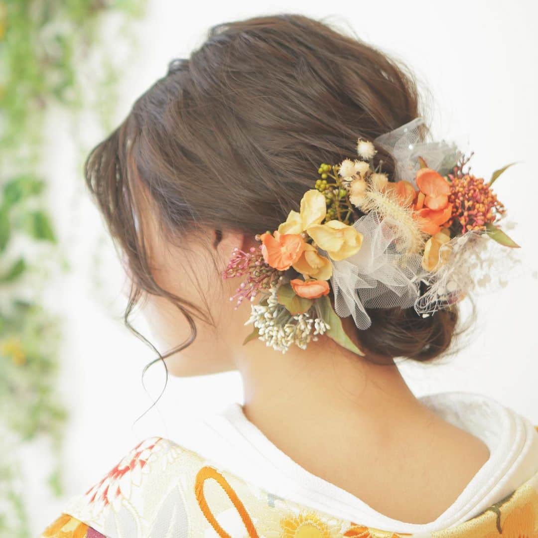 CLAIREのインスタグラム：「大人気のゆるふわまとめアレンジ✨ ・ 色打掛の色味に合わせたヘッドアクセサリーで、小花や枝もの、チュールなどがとってもマッチしてます💕 ・ いずれ前撮りや結婚写真を撮る時の参考にどうぞ。 ・ @clairebridalstudio」