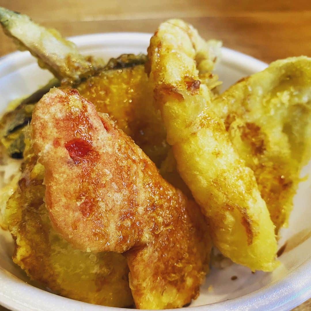 倉橋友和さんのインスタグラム写真 - (倉橋友和Instagram)「【名古屋テイクアウト 34】天ぷらスタンド KITSUNE（御器所） 一見するとカフェのようなスタイリッシュな天ぷら屋さん。テイクアウトでも揚げたてをご飯に乗せた天丼が頂けます。えび、とり天、白身魚、紅しょうが、野菜…と一度にたくさんの種類を楽しめて、満足度とても高いです！@tenpura_kitsune_gokiso  #昭和区 #テイクアウト #昭和区テイクアウト #名古屋テイクアウト #天ぷらスタンドkitsune #kitsune #天ぷら #天丼 #おうち時間 #おうちご飯 #メーテレ #アナウンサー #倉橋友和 #倉めし #倉めしテイクアウト #3密を避けて #stayhome #stayathome #コロナに負けるな」5月20日 12時35分 - nbn_kurahashi