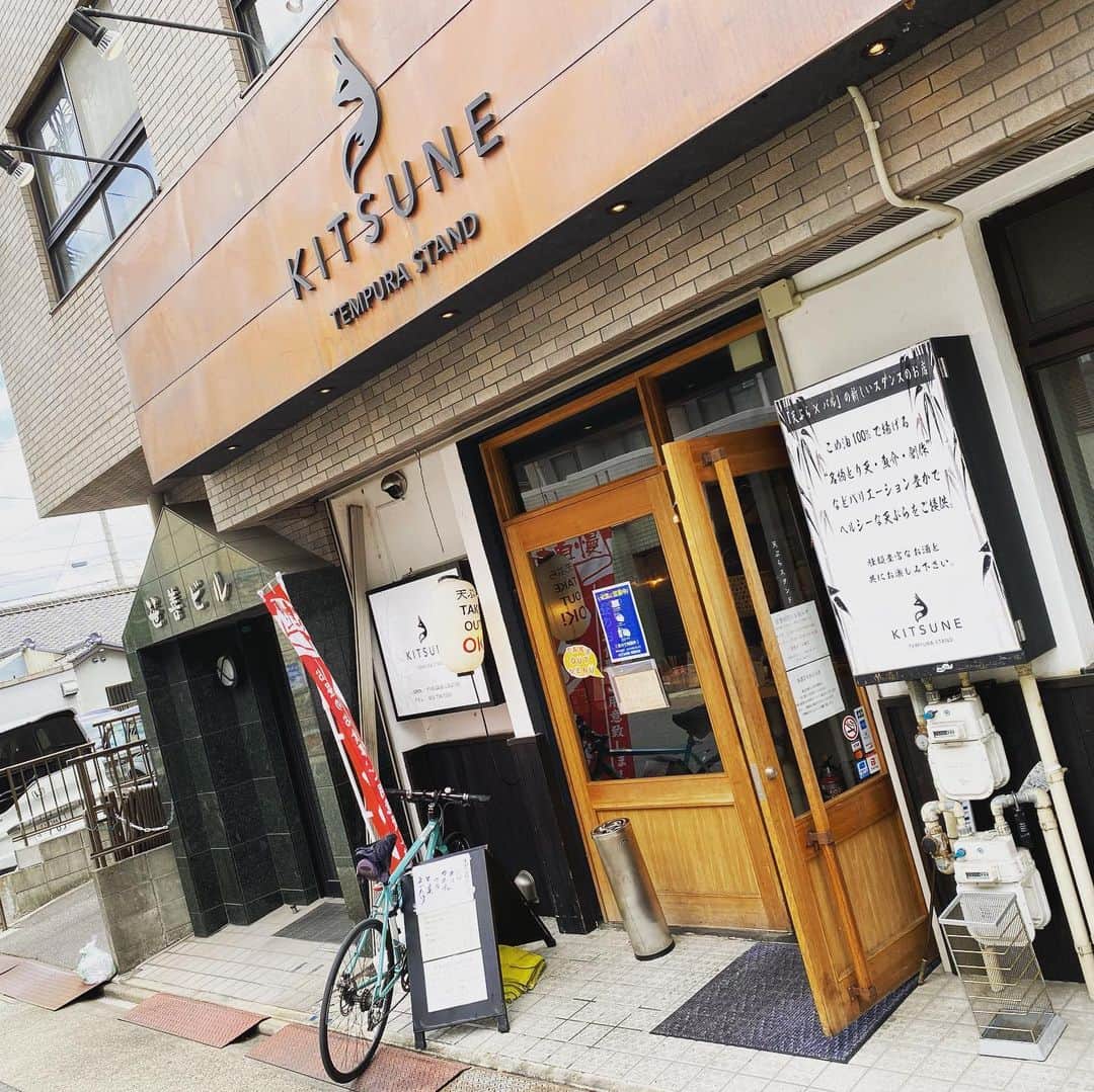 倉橋友和さんのインスタグラム写真 - (倉橋友和Instagram)「【名古屋テイクアウト 34】天ぷらスタンド KITSUNE（御器所） 一見するとカフェのようなスタイリッシュな天ぷら屋さん。テイクアウトでも揚げたてをご飯に乗せた天丼が頂けます。えび、とり天、白身魚、紅しょうが、野菜…と一度にたくさんの種類を楽しめて、満足度とても高いです！@tenpura_kitsune_gokiso  #昭和区 #テイクアウト #昭和区テイクアウト #名古屋テイクアウト #天ぷらスタンドkitsune #kitsune #天ぷら #天丼 #おうち時間 #おうちご飯 #メーテレ #アナウンサー #倉橋友和 #倉めし #倉めしテイクアウト #3密を避けて #stayhome #stayathome #コロナに負けるな」5月20日 12時35分 - nbn_kurahashi