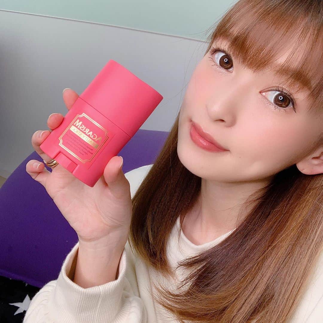 町田亜里香のインスタグラム：「DM頂くので❤︎ アガリズムしっかり使ってます♡ もう使い始めて1年経過するかな？ マッサージするしないで 翌日の浮腫が全然違うの✨ 顎の骨が浮腫で埋もれちゃうと 一気に顔でかく見えるから😩🌀 小顔になりたい方は…使ってみて❤︎ 知り合いがね！ 法令線も薄くなってました✨ . . @akaran_official  #アガリズム　#リフトケア  #リフトアップ #小顔マッサージ  #かっさクリーム #フェイシャルケア  #節約 #お家でケア #stayhome」