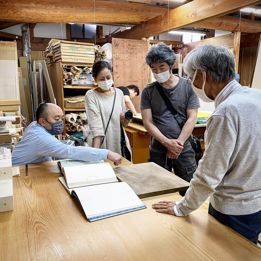 村上隆さんのインスタグラム写真 - (村上隆Instagram)「Yesterday, I had a meeting with a scroll mounter in Kyoto about our new folding screen artwork.  Up until around the end of March, I was working diligently with ceramicist Shin Murata @muratashinwolf and his wife Fusako @egifusako to open our collaboration store, Tonari no Murata @tonari_no_murata , but we had to forgo the opening due to the influence of COVID-19. This time, I visited Kyoto in part to discuss our plans going forward and to check up on a few things I had noticed recently about the store.  Although the stay-at-home orders/recommendations are gradually being lifted in Japan, the bullet train was inevitably empty. Kyoto is truly wonderful; here, art businesses that carry on history, including stores specializing in calligraphy tools or karagami paper for traditional sliding doors, all but extinct in Tokyo, are still going strong. I was moved by my encounter with each such business and got teary eyed.  I am glad that I got to see the Muratas for the first time in a while and have a productive meeting.  Special thanks: SEIKOU_DO ・NAKAJIMA & @gallery_taigado  translation: @tabi_the_fat  昨日は京都の表具屋さんで、新作屏風の打ち合わせをしました。陶芸家の村田森さん　@muratashinwolf と扶佐子さん @egifusako とコラボレーションのお店、『となりと村田』 @tonari_no_murata をオープンしようと3月末迄頑張りましたが、COVID-19の影響で、オープンを断念。今後の成り行きや最近気づいたアレコレを確認するために京都に出かけました。日本は少しずつ外出禁止令も緩和してきてますが、流石に新幹線はガラガラです。京都は本当に素晴らしく、書道の道具や唐紙専門店など、東京では絶滅した歴史を繋ぐ芸術の業態が頑張ってくれてます。一つ一つに感動しジーンと来て涙がポロリ。村田夫妻ともしばらくぶりに会えて、打ち合わせもできて、良かったです。  謝辞: 株）静光堂中島　@gallery_taigado」5月20日 12時44分 - takashipom