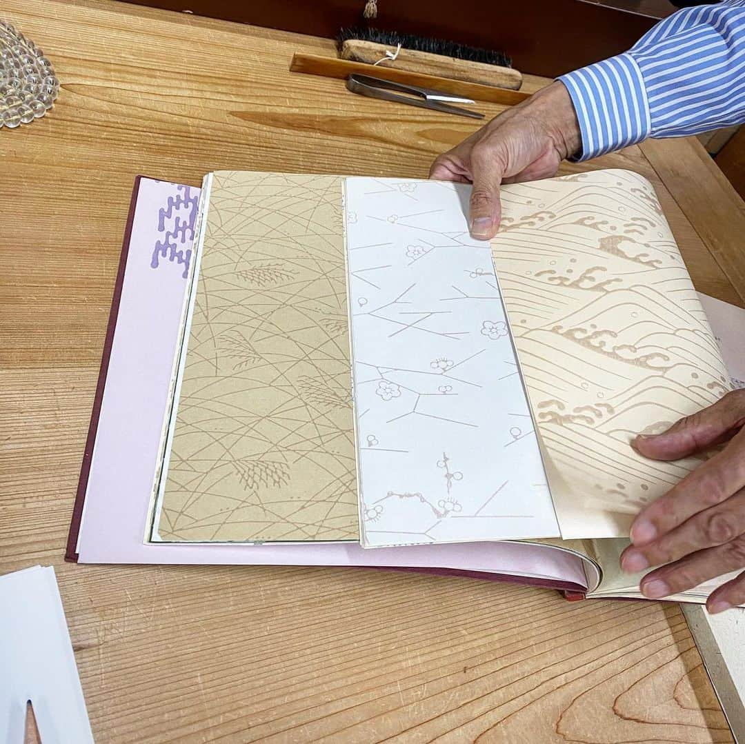 村上隆さんのインスタグラム写真 - (村上隆Instagram)「Yesterday, I had a meeting with a scroll mounter in Kyoto about our new folding screen artwork.  Up until around the end of March, I was working diligently with ceramicist Shin Murata @muratashinwolf and his wife Fusako @egifusako to open our collaboration store, Tonari no Murata @tonari_no_murata , but we had to forgo the opening due to the influence of COVID-19. This time, I visited Kyoto in part to discuss our plans going forward and to check up on a few things I had noticed recently about the store.  Although the stay-at-home orders/recommendations are gradually being lifted in Japan, the bullet train was inevitably empty. Kyoto is truly wonderful; here, art businesses that carry on history, including stores specializing in calligraphy tools or karagami paper for traditional sliding doors, all but extinct in Tokyo, are still going strong. I was moved by my encounter with each such business and got teary eyed.  I am glad that I got to see the Muratas for the first time in a while and have a productive meeting.  Special thanks: SEIKOU_DO ・NAKAJIMA & @gallery_taigado  translation: @tabi_the_fat  昨日は京都の表具屋さんで、新作屏風の打ち合わせをしました。陶芸家の村田森さん　@muratashinwolf と扶佐子さん @egifusako とコラボレーションのお店、『となりと村田』 @tonari_no_murata をオープンしようと3月末迄頑張りましたが、COVID-19の影響で、オープンを断念。今後の成り行きや最近気づいたアレコレを確認するために京都に出かけました。日本は少しずつ外出禁止令も緩和してきてますが、流石に新幹線はガラガラです。京都は本当に素晴らしく、書道の道具や唐紙専門店など、東京では絶滅した歴史を繋ぐ芸術の業態が頑張ってくれてます。一つ一つに感動しジーンと来て涙がポロリ。村田夫妻ともしばらくぶりに会えて、打ち合わせもできて、良かったです。  謝辞: 株）静光堂中島　@gallery_taigado」5月20日 12時44分 - takashipom