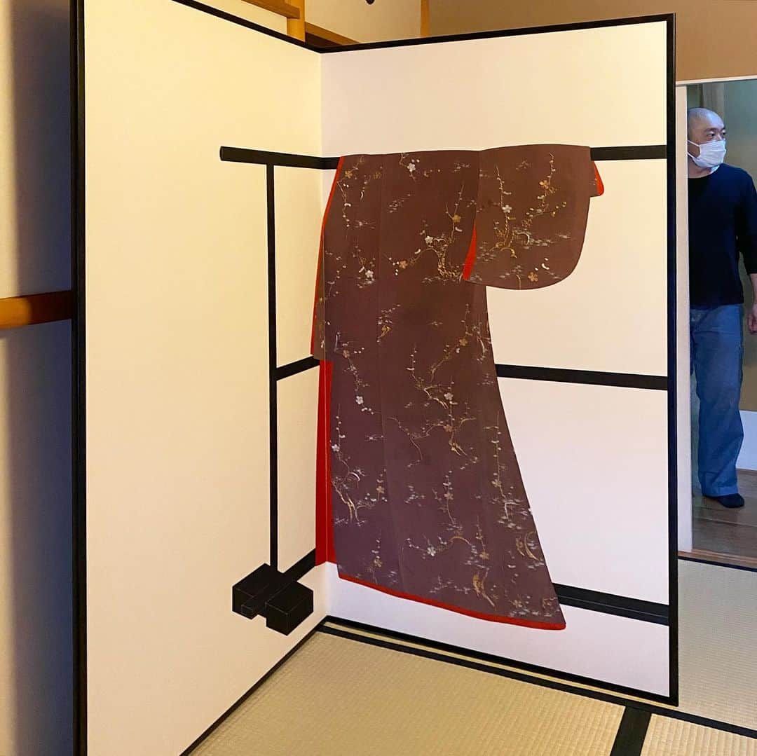 村上隆さんのインスタグラム写真 - (村上隆Instagram)「Yesterday, I had a meeting with a scroll mounter in Kyoto about our new folding screen artwork.  Up until around the end of March, I was working diligently with ceramicist Shin Murata @muratashinwolf and his wife Fusako @egifusako to open our collaboration store, Tonari no Murata @tonari_no_murata , but we had to forgo the opening due to the influence of COVID-19. This time, I visited Kyoto in part to discuss our plans going forward and to check up on a few things I had noticed recently about the store.  Although the stay-at-home orders/recommendations are gradually being lifted in Japan, the bullet train was inevitably empty. Kyoto is truly wonderful; here, art businesses that carry on history, including stores specializing in calligraphy tools or karagami paper for traditional sliding doors, all but extinct in Tokyo, are still going strong. I was moved by my encounter with each such business and got teary eyed.  I am glad that I got to see the Muratas for the first time in a while and have a productive meeting.  Special thanks: SEIKOU_DO ・NAKAJIMA & @gallery_taigado  translation: @tabi_the_fat  昨日は京都の表具屋さんで、新作屏風の打ち合わせをしました。陶芸家の村田森さん　@muratashinwolf と扶佐子さん @egifusako とコラボレーションのお店、『となりと村田』 @tonari_no_murata をオープンしようと3月末迄頑張りましたが、COVID-19の影響で、オープンを断念。今後の成り行きや最近気づいたアレコレを確認するために京都に出かけました。日本は少しずつ外出禁止令も緩和してきてますが、流石に新幹線はガラガラです。京都は本当に素晴らしく、書道の道具や唐紙専門店など、東京では絶滅した歴史を繋ぐ芸術の業態が頑張ってくれてます。一つ一つに感動しジーンと来て涙がポロリ。村田夫妻ともしばらくぶりに会えて、打ち合わせもできて、良かったです。  謝辞: 株）静光堂中島　@gallery_taigado」5月20日 12時44分 - takashipom