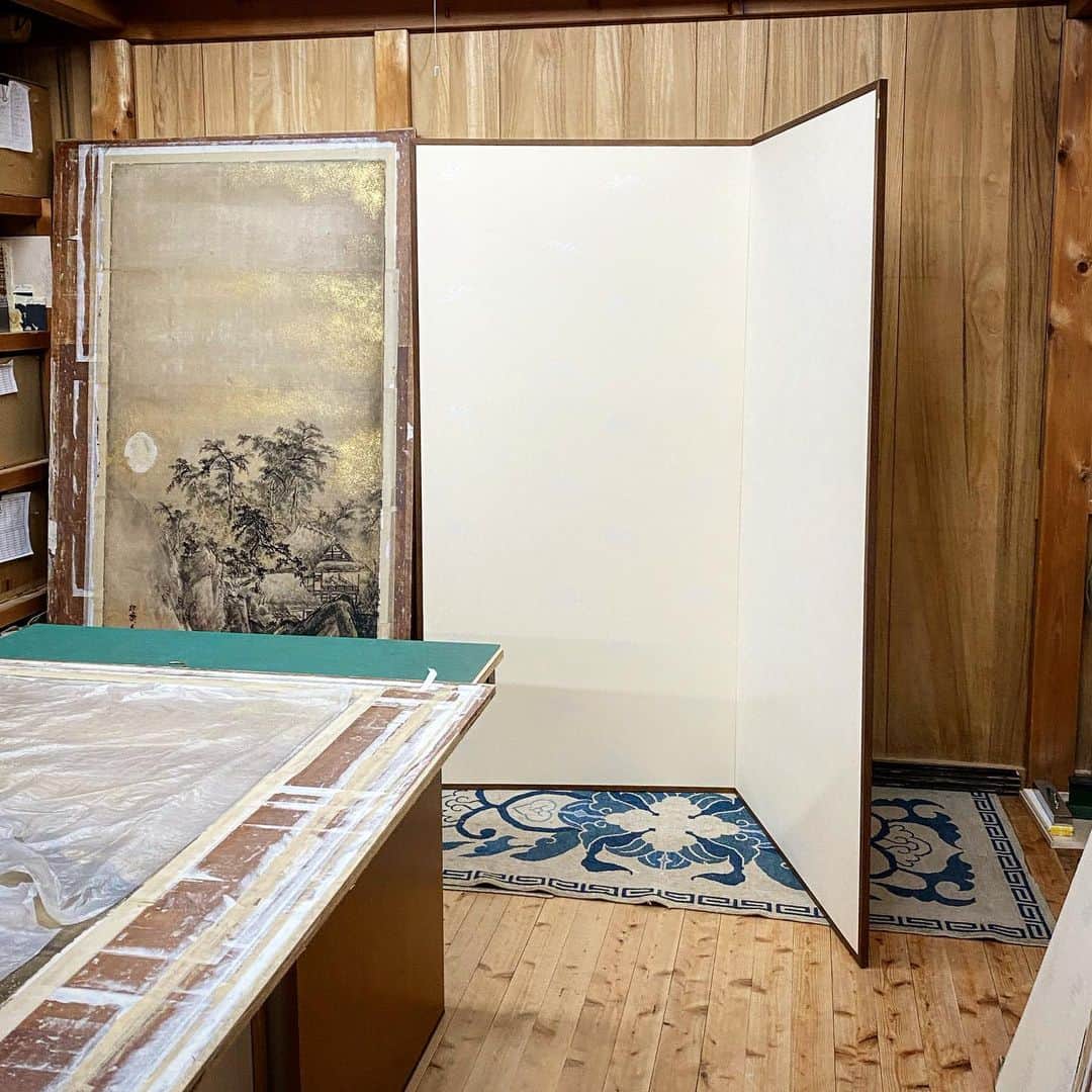 村上隆さんのインスタグラム写真 - (村上隆Instagram)「Yesterday, I had a meeting with a scroll mounter in Kyoto about our new folding screen artwork.  Up until around the end of March, I was working diligently with ceramicist Shin Murata @muratashinwolf and his wife Fusako @egifusako to open our collaboration store, Tonari no Murata @tonari_no_murata , but we had to forgo the opening due to the influence of COVID-19. This time, I visited Kyoto in part to discuss our plans going forward and to check up on a few things I had noticed recently about the store.  Although the stay-at-home orders/recommendations are gradually being lifted in Japan, the bullet train was inevitably empty. Kyoto is truly wonderful; here, art businesses that carry on history, including stores specializing in calligraphy tools or karagami paper for traditional sliding doors, all but extinct in Tokyo, are still going strong. I was moved by my encounter with each such business and got teary eyed.  I am glad that I got to see the Muratas for the first time in a while and have a productive meeting.  Special thanks: SEIKOU_DO ・NAKAJIMA & @gallery_taigado  translation: @tabi_the_fat  昨日は京都の表具屋さんで、新作屏風の打ち合わせをしました。陶芸家の村田森さん　@muratashinwolf と扶佐子さん @egifusako とコラボレーションのお店、『となりと村田』 @tonari_no_murata をオープンしようと3月末迄頑張りましたが、COVID-19の影響で、オープンを断念。今後の成り行きや最近気づいたアレコレを確認するために京都に出かけました。日本は少しずつ外出禁止令も緩和してきてますが、流石に新幹線はガラガラです。京都は本当に素晴らしく、書道の道具や唐紙専門店など、東京では絶滅した歴史を繋ぐ芸術の業態が頑張ってくれてます。一つ一つに感動しジーンと来て涙がポロリ。村田夫妻ともしばらくぶりに会えて、打ち合わせもできて、良かったです。  謝辞: 株）静光堂中島　@gallery_taigado」5月20日 12時44分 - takashipom