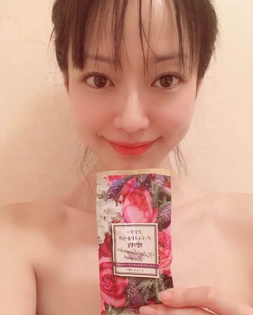 吉山りささんのインスタグラム写真 - (吉山りさInstagram)「リラックスラベンダーブーケ🌹🔮💜 ✨ カンケーないけどランチはパスタ🍝  #お風呂 #入浴 #入浴剤 #アップヘア #hairstyle #アラフォー #入浴 #吉山りさ #アラフォーママ #美容 #美肌 #美白 #ケア #バスタイム #bathtime #japanesewoman #Japanese #japaneseculture #温泉ソムリエ #温泉 #ラベンダー #♨️ #towel #me #stayathome #stayhome #おうち時間 #photography #flower #bathsalts 🛀🏻❣️✨ #🛁」5月20日 12時46分 - oreorerisa