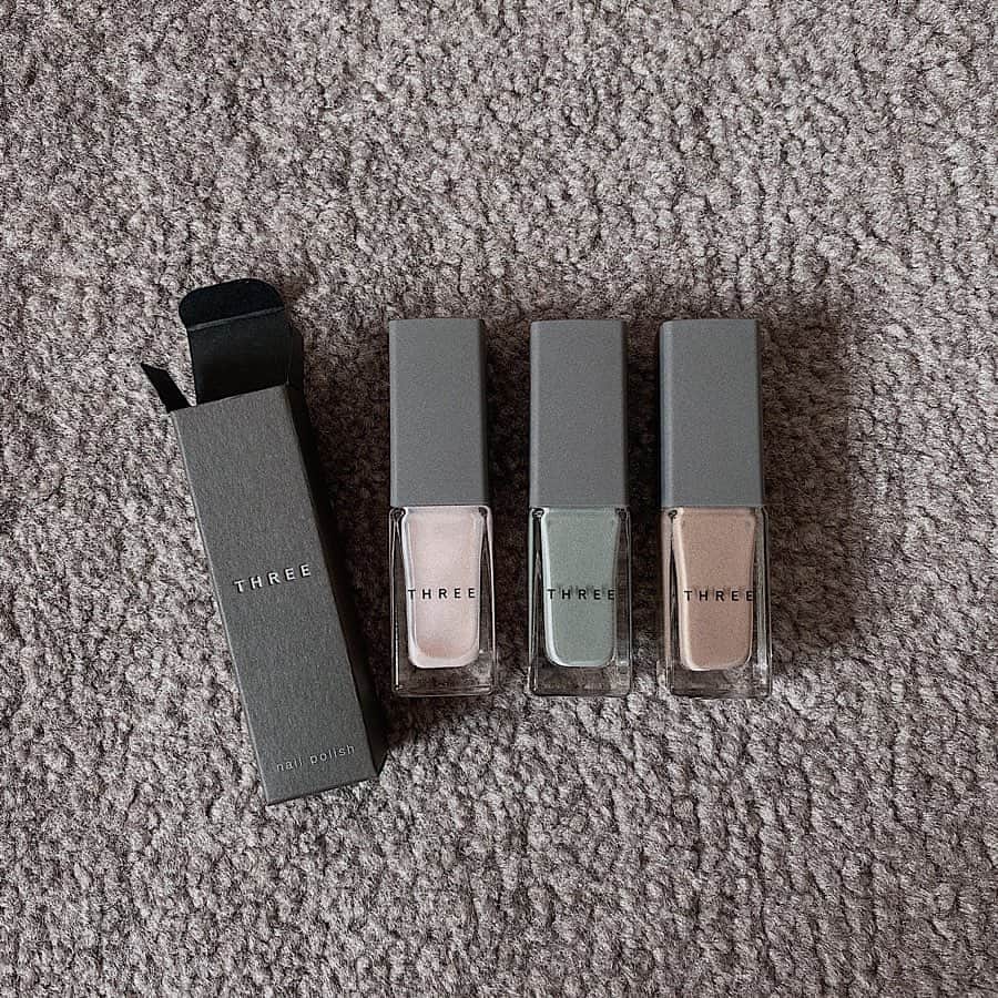 鈴木芳奈のインスタグラム：「やっと届いたー🥰  #three #ネイルポリッシュ 左から #threeネイルポリッシュベースコート #threeネイルポリッシュ107 #threeネイルポリッシュ100 昔はアクセントカラーとして強めの色をネイルに使っていたけど初めてオーガニック色🌿 まだ左手しか塗ってないけど、めっちゃ気分転換になる〜 届けてくれた宅配便さんありがとう〜 #セルフネイル #ネイル自体ほんと久しぶり #今日は懐メロを部屋中に響き渡らせてのんびり #neil #beauty」