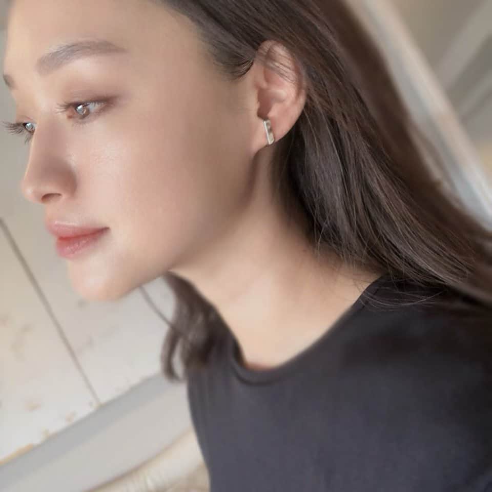 のインスタグラム：「@roomx601 の イヤーカフみたいに見えるピアス （ピアスだから落とす心配ないね😂） 片方だけで付けても可愛い✨ 両方付けると、アシンメトリーで それもまた💕 ・ ROOMのアクセサリーは、 可愛くて、お手頃価格✨✨ @takahashi.riho ちゃんに教えてもらってから、よくお買い物してます😂 ・ #アクセサリー #room #accessory #ピアス #instagood #love #셀스타그램 #셀피 #셀카 #일상 #데일리 #뷰티 #미용 #좋아요 #귀걸이」