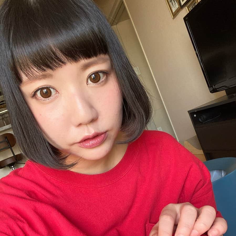 小鳥遊しほのインスタグラム：「ひさしぶりにメイクをしました。気持ちがしゃきっとします。お昼ご飯は海老天うどんを食べました。みんなも食べたもの教えてください。もしくは食べたいものを教えてください。」