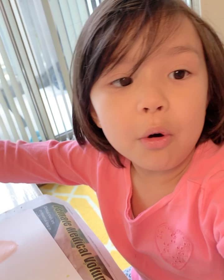 バイリンガル3兄妹のインスタグラム：「絶対誰かの顔だと思って聞いたのに 「しつこいもの」  心の中にあるざっくりしたものをビジュアル化しようとしている…！？😂」