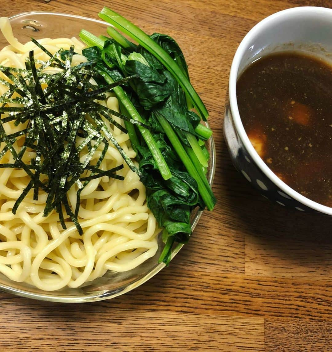 世手子さんのインスタグラム写真 - (世手子Instagram)「We ordered the MENYAMUSASHI ramen_(┐「ε:)ﾉ ͟͟͞͞🍜 Ramen party with lots of vegetables(´∀｀) Everyone, have a happy day @jiroyatogi #麺屋武蔵 が #お取り寄せ 始めたよ(*'▽'*) #ボリューム満点 #濃厚つけめん を作ってみました( ͡° ͜ʖ ͡°) 麺が250gで #たっぷり大満足で家族で #ラーメンパーティー しました✨ 本場の味を家で楽しむっっ ということで #いろんな野菜で #アレンジレシピ )^o^( #小松菜 入れてみたっっ #濃厚魚介 #スープ にめっちゃあいました(*^◯^*) メンマとチャーシューが入ってて大満足っっ 濃厚とレギュラーで味が選べるよ(//∇//) #マルトモ の #ゴーヤチャンプルー の素で #豆腐チャンプルー のような #厚揚げチャンプルー も添えてみた(*´ω`*) サラダには #マルトモのかつおぶし かけたよー(๑╹ω╹๑ ) #野菜たっぷり で #本格的 #つけ麺 楽しんでみました✌︎('ω')✌︎ #極太麺 が #食べ応えあり で超元気でました！ #離乳食デビュー した我が子も楽しそうです(=´∀｀) 明日も楽しむぞー！ #つけ麺インスタグラマー #つけ麺好きな人と繋がりたい #つけ麺大好き #つけ麺好き #つけ麺女子 #つけ麺好きと繋がりたい #自宅でつけ麺 #つけ麺通販」5月20日 13時16分 - rojide