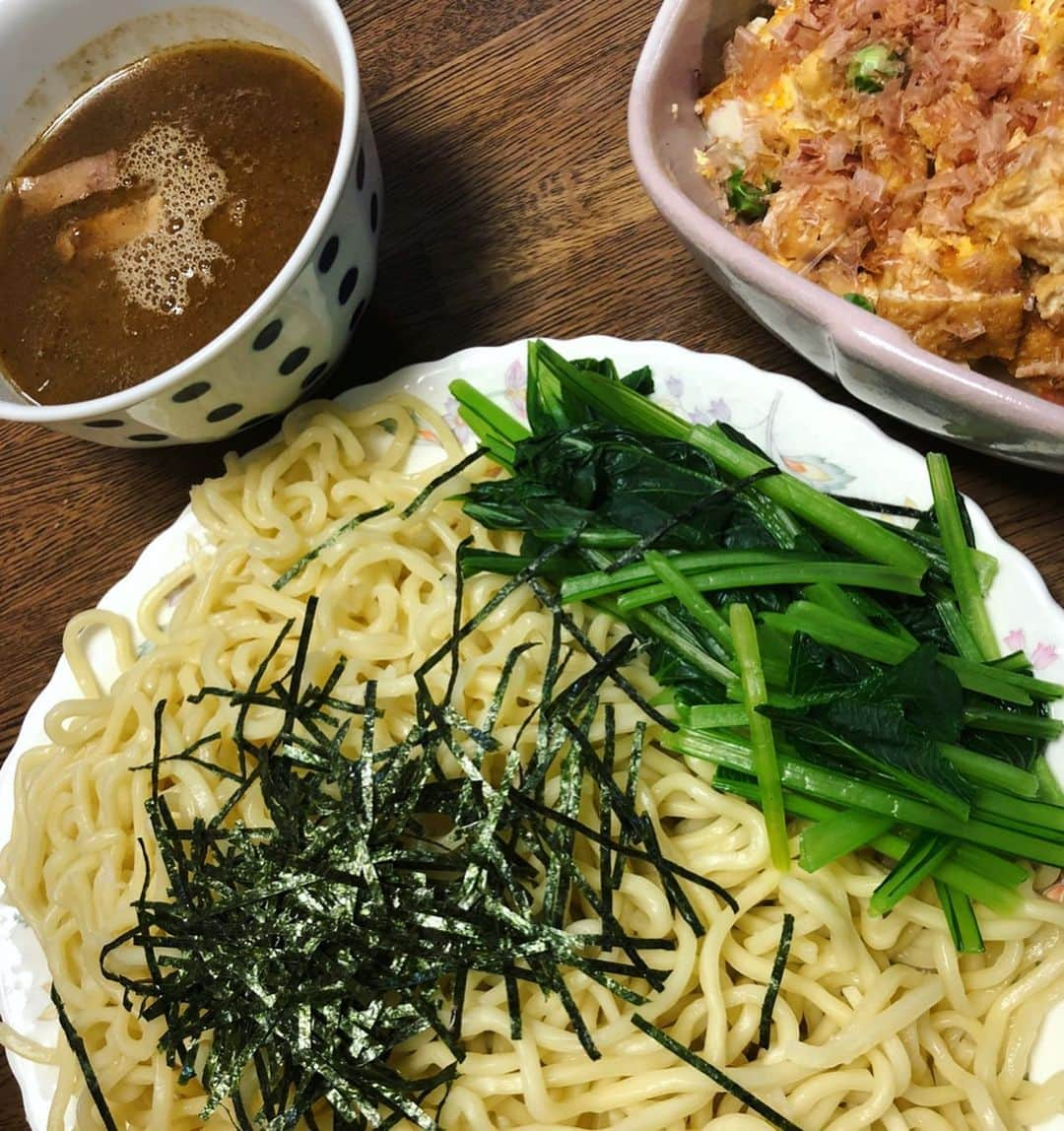 世手子さんのインスタグラム写真 - (世手子Instagram)「We ordered the MENYAMUSASHI ramen_(┐「ε:)ﾉ ͟͟͞͞🍜 Ramen party with lots of vegetables(´∀｀) Everyone, have a happy day @jiroyatogi #麺屋武蔵 が #お取り寄せ 始めたよ(*'▽'*) #ボリューム満点 #濃厚つけめん を作ってみました( ͡° ͜ʖ ͡°) 麺が250gで #たっぷり大満足で家族で #ラーメンパーティー しました✨ 本場の味を家で楽しむっっ ということで #いろんな野菜で #アレンジレシピ )^o^( #小松菜 入れてみたっっ #濃厚魚介 #スープ にめっちゃあいました(*^◯^*) メンマとチャーシューが入ってて大満足っっ 濃厚とレギュラーで味が選べるよ(//∇//) #マルトモ の #ゴーヤチャンプルー の素で #豆腐チャンプルー のような #厚揚げチャンプルー も添えてみた(*´ω`*) サラダには #マルトモのかつおぶし かけたよー(๑╹ω╹๑ ) #野菜たっぷり で #本格的 #つけ麺 楽しんでみました✌︎('ω')✌︎ #極太麺 が #食べ応えあり で超元気でました！ #離乳食デビュー した我が子も楽しそうです(=´∀｀) 明日も楽しむぞー！ #つけ麺インスタグラマー #つけ麺好きな人と繋がりたい #つけ麺大好き #つけ麺好き #つけ麺女子 #つけ麺好きと繋がりたい #自宅でつけ麺 #つけ麺通販」5月20日 13時16分 - rojide