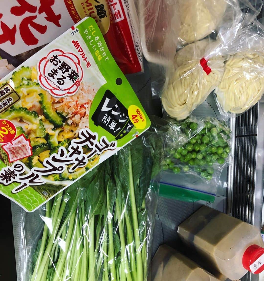 世手子さんのインスタグラム写真 - (世手子Instagram)「We ordered the MENYAMUSASHI ramen_(┐「ε:)ﾉ ͟͟͞͞🍜 Ramen party with lots of vegetables(´∀｀) Everyone, have a happy day @jiroyatogi #麺屋武蔵 が #お取り寄せ 始めたよ(*'▽'*) #ボリューム満点 #濃厚つけめん を作ってみました( ͡° ͜ʖ ͡°) 麺が250gで #たっぷり大満足で家族で #ラーメンパーティー しました✨ 本場の味を家で楽しむっっ ということで #いろんな野菜で #アレンジレシピ )^o^( #小松菜 入れてみたっっ #濃厚魚介 #スープ にめっちゃあいました(*^◯^*) メンマとチャーシューが入ってて大満足っっ 濃厚とレギュラーで味が選べるよ(//∇//) #マルトモ の #ゴーヤチャンプルー の素で #豆腐チャンプルー のような #厚揚げチャンプルー も添えてみた(*´ω`*) サラダには #マルトモのかつおぶし かけたよー(๑╹ω╹๑ ) #野菜たっぷり で #本格的 #つけ麺 楽しんでみました✌︎('ω')✌︎ #極太麺 が #食べ応えあり で超元気でました！ #離乳食デビュー した我が子も楽しそうです(=´∀｀) 明日も楽しむぞー！ #つけ麺インスタグラマー #つけ麺好きな人と繋がりたい #つけ麺大好き #つけ麺好き #つけ麺女子 #つけ麺好きと繋がりたい #自宅でつけ麺 #つけ麺通販」5月20日 13時16分 - rojide